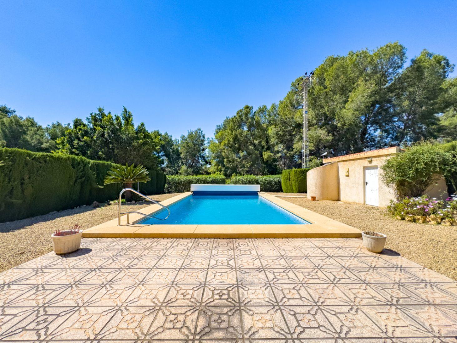 1389DA - Villa de una sola planta con piscina privada en parcela de 750 m² en La Nucía.