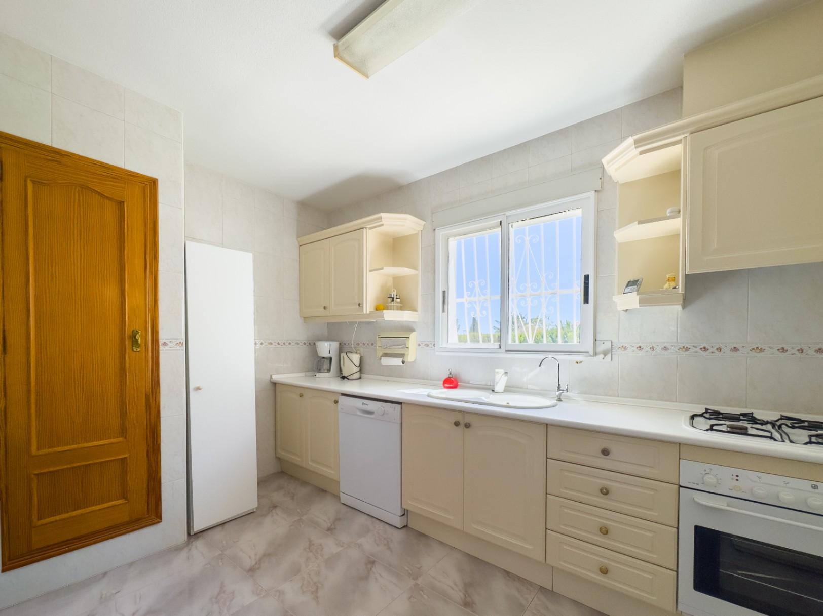 1389DA - Villa de una sola planta con piscina privada en parcela de 750 m² en La Nucía.