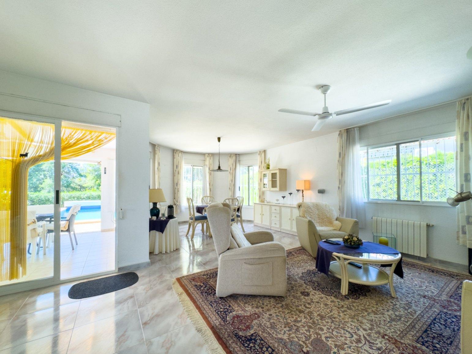 1389DA - Villa de una sola planta con piscina privada en parcela de 750 m² en La Nucía.