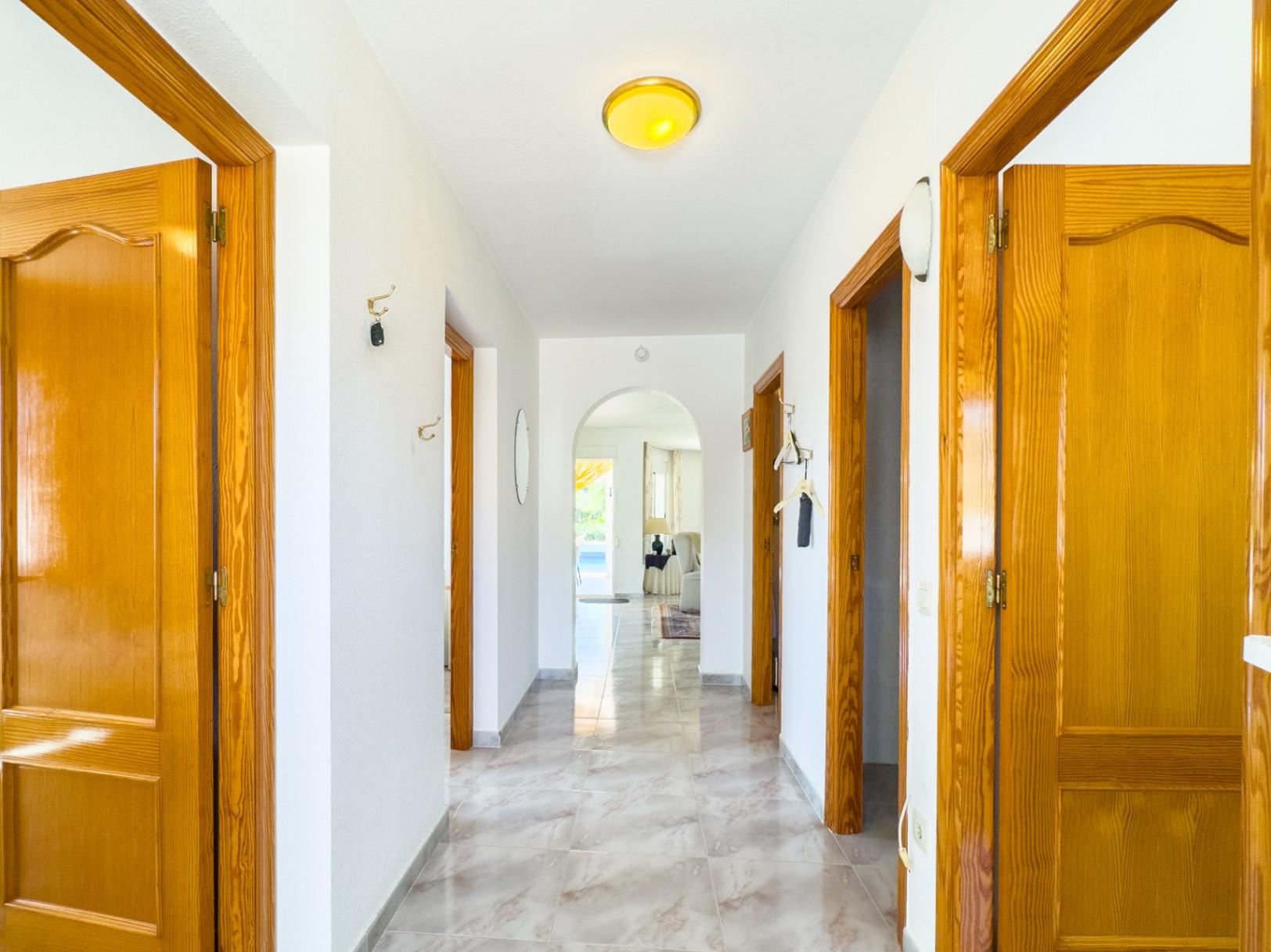 1389DA - Villa de una sola planta con piscina privada en parcela de 750 m² en La Nucía.