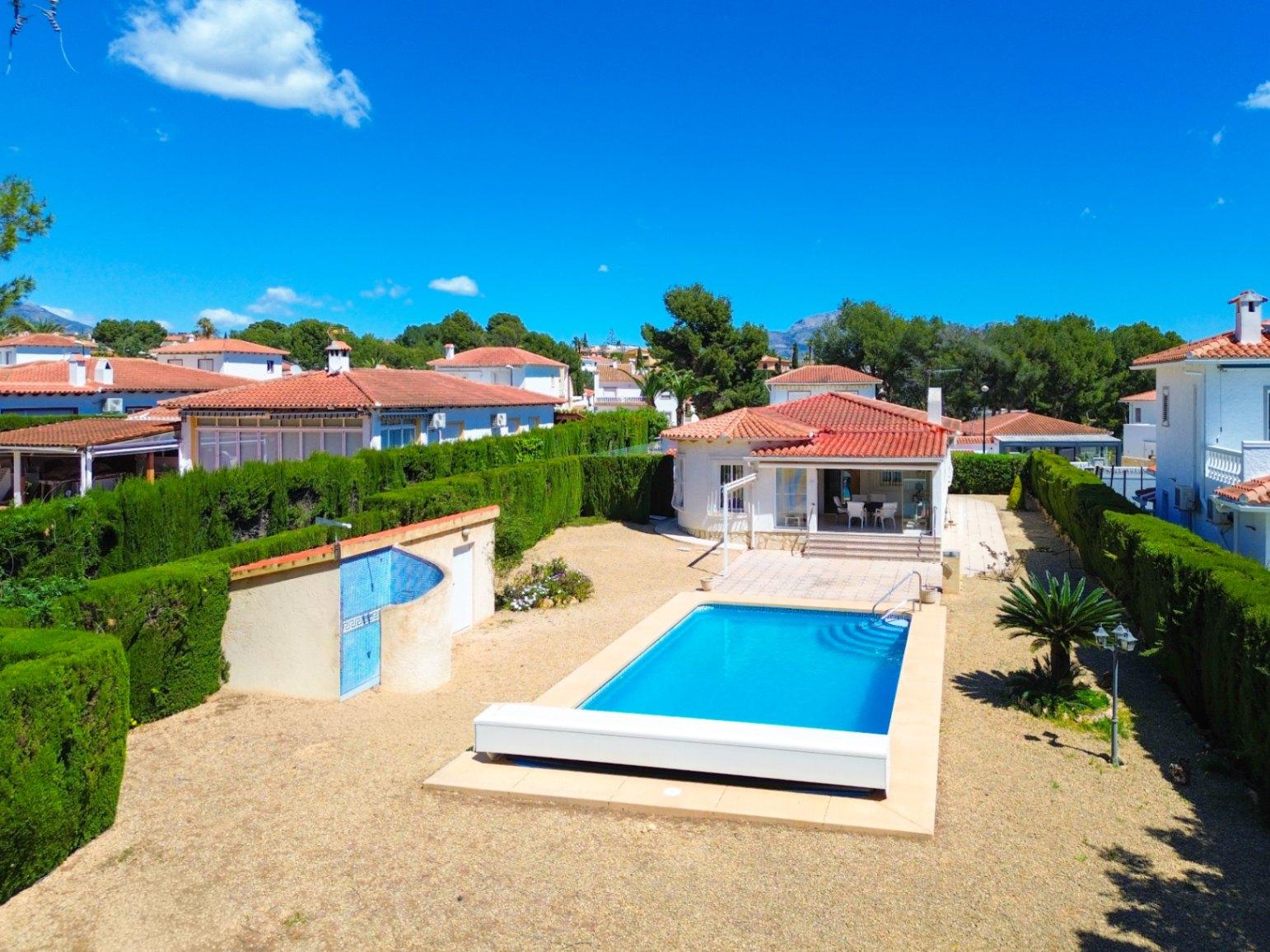 1389DA - Villa de una sola planta con piscina privada en parcela de 750 m² en La Nucía.