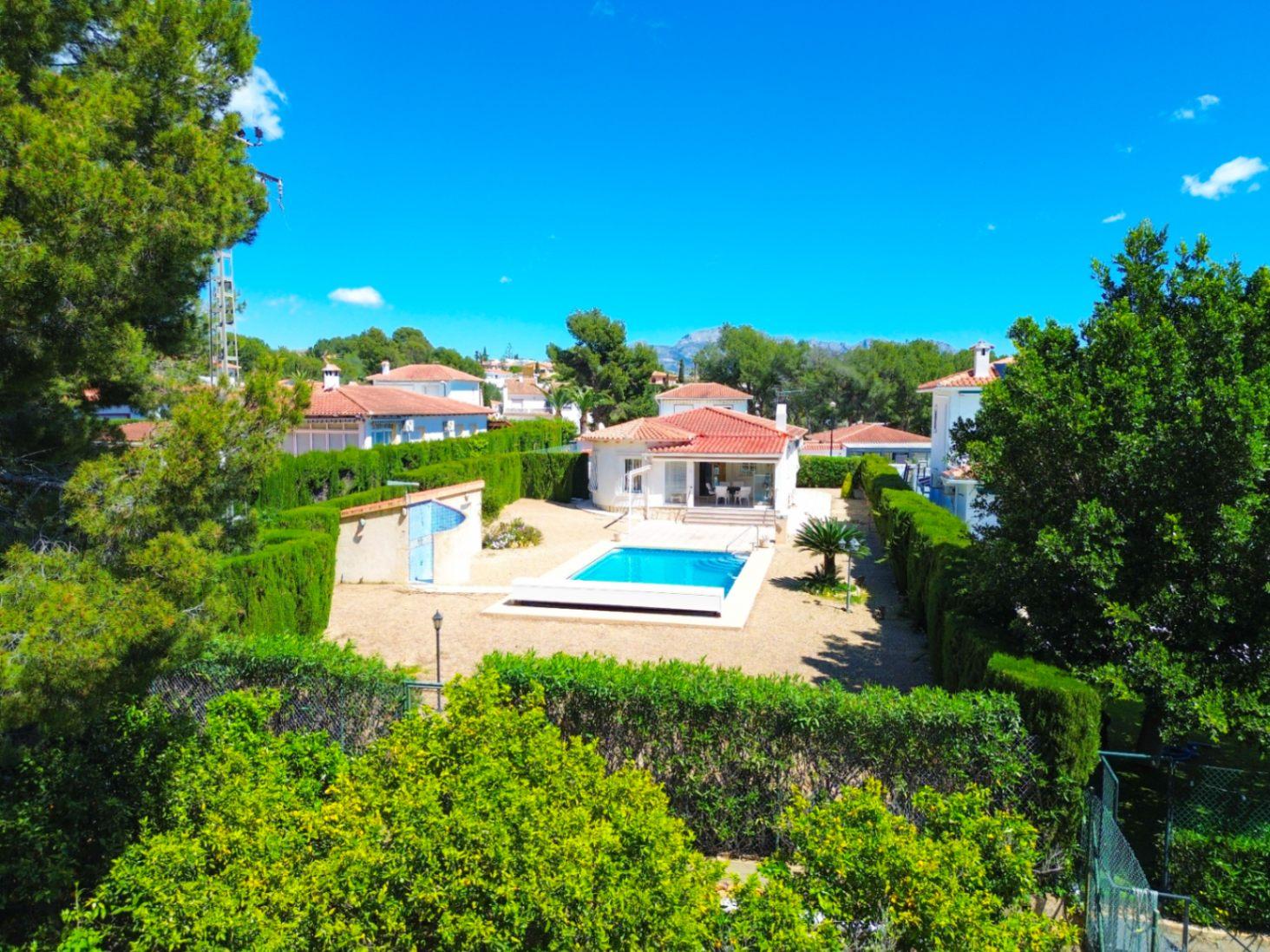 1389DA - Villa de una sola planta con piscina privada en parcela de 750 m² en La Nucía.