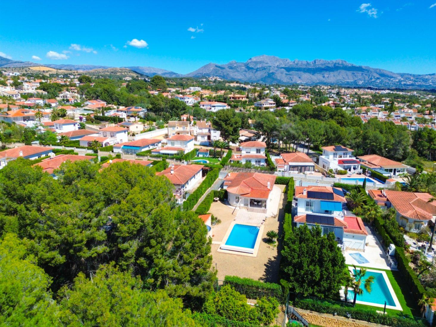 1389DA - Villa de una sola planta con piscina privada en parcela de 750 m² en La Nucía.