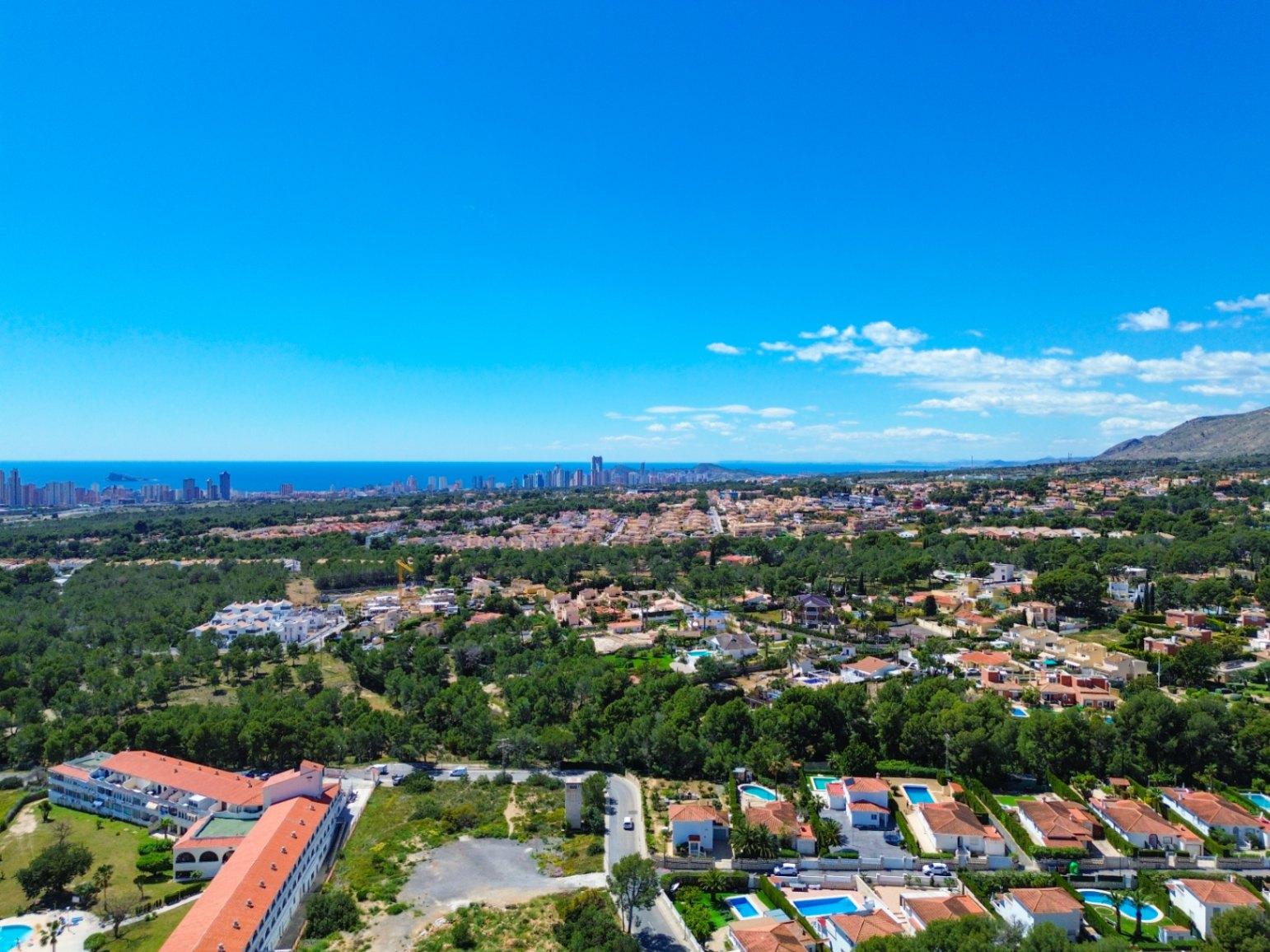 1389DA - Villa de una sola planta con piscina privada en parcela de 750 m² en La Nucía.