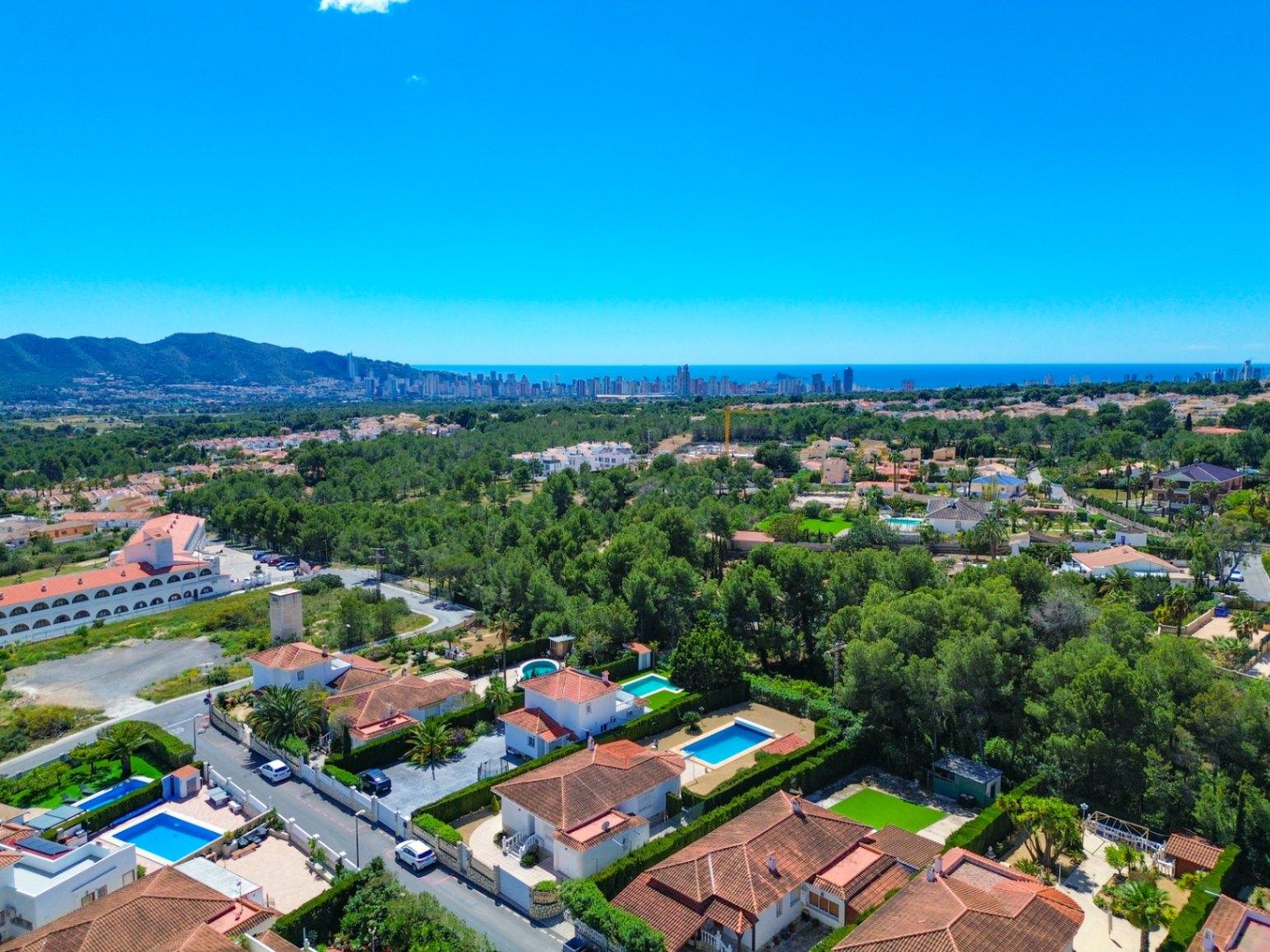 1389DA - Villa de una sola planta con piscina privada en parcela de 750 m² en La Nucía.