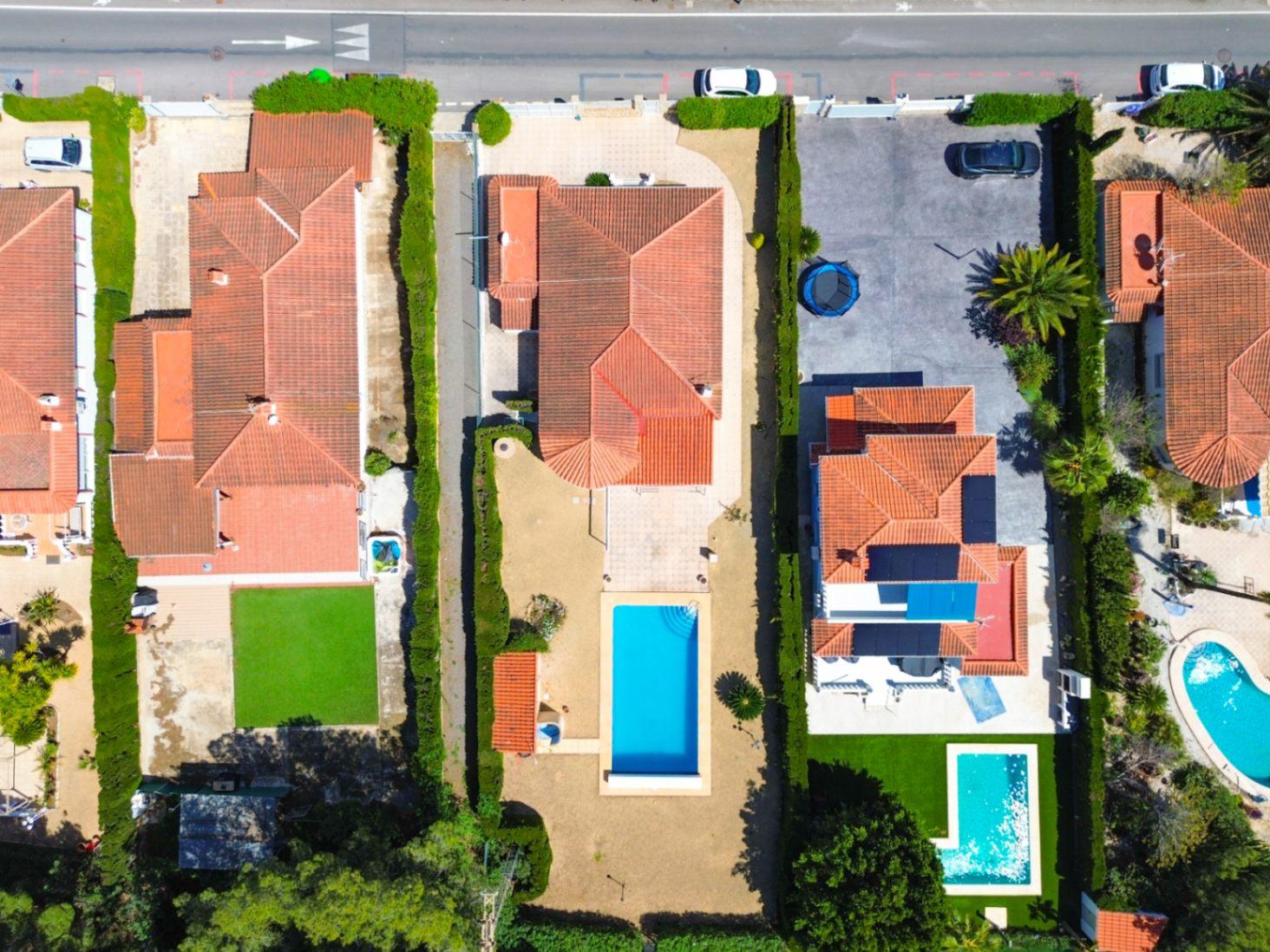 1389DA - Villa de una sola planta con piscina privada en parcela de 750 m² en La Nucía.