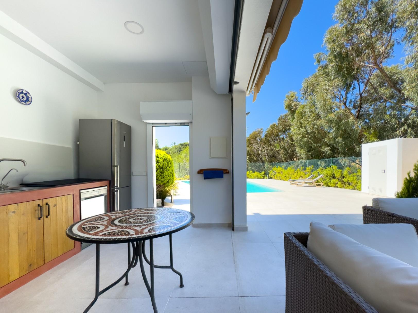 1391DR - Villa entièrement rénovée avec 4 chambres, vue golf, montagne et mer à Altea
