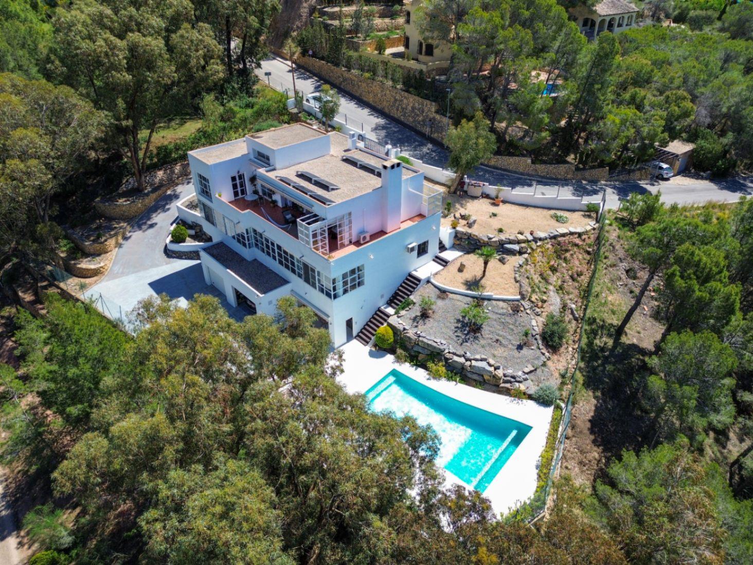 1391DR - Villa entièrement rénovée avec 4 chambres, vue golf, montagne et mer à Altea