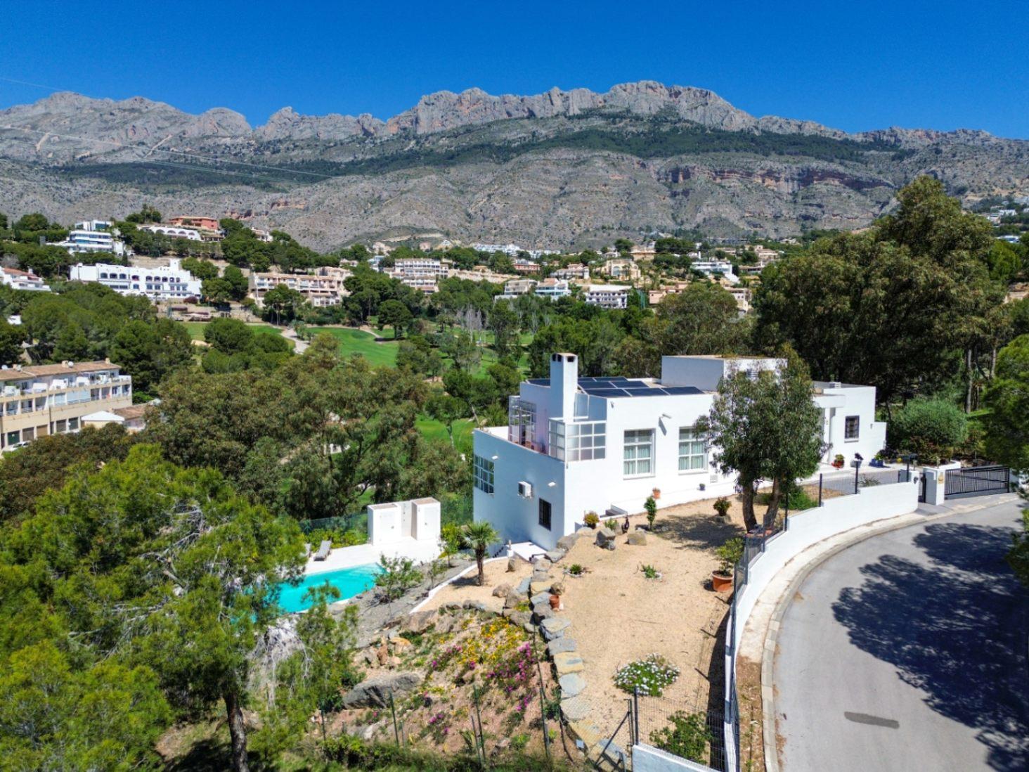 1391DR - Villa entièrement rénovée avec 4 chambres, vue golf, montagne et mer à Altea