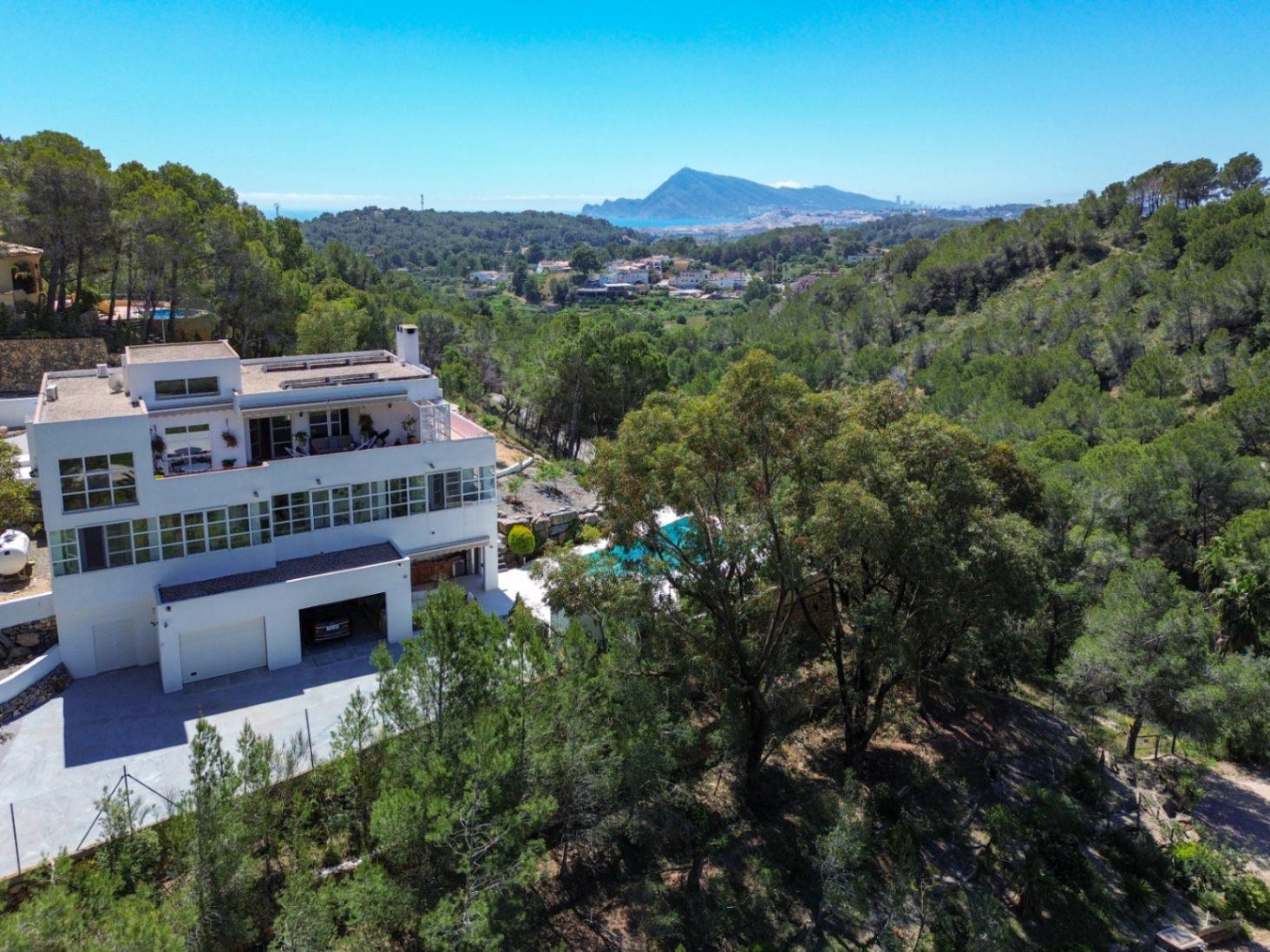 1391DR - Villa entièrement rénovée avec 4 chambres, vue golf, montagne et mer à Altea