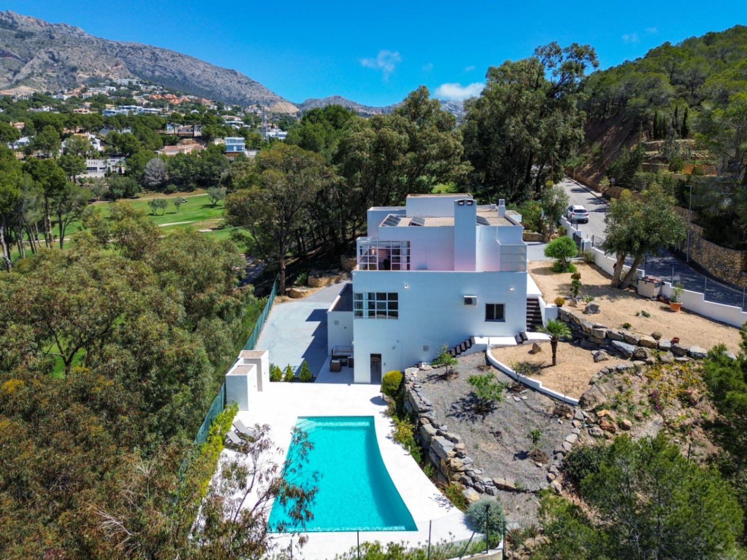 1391DR - Villa entièrement rénovée avec 4 chambres, vue golf, montagne et mer à Altea