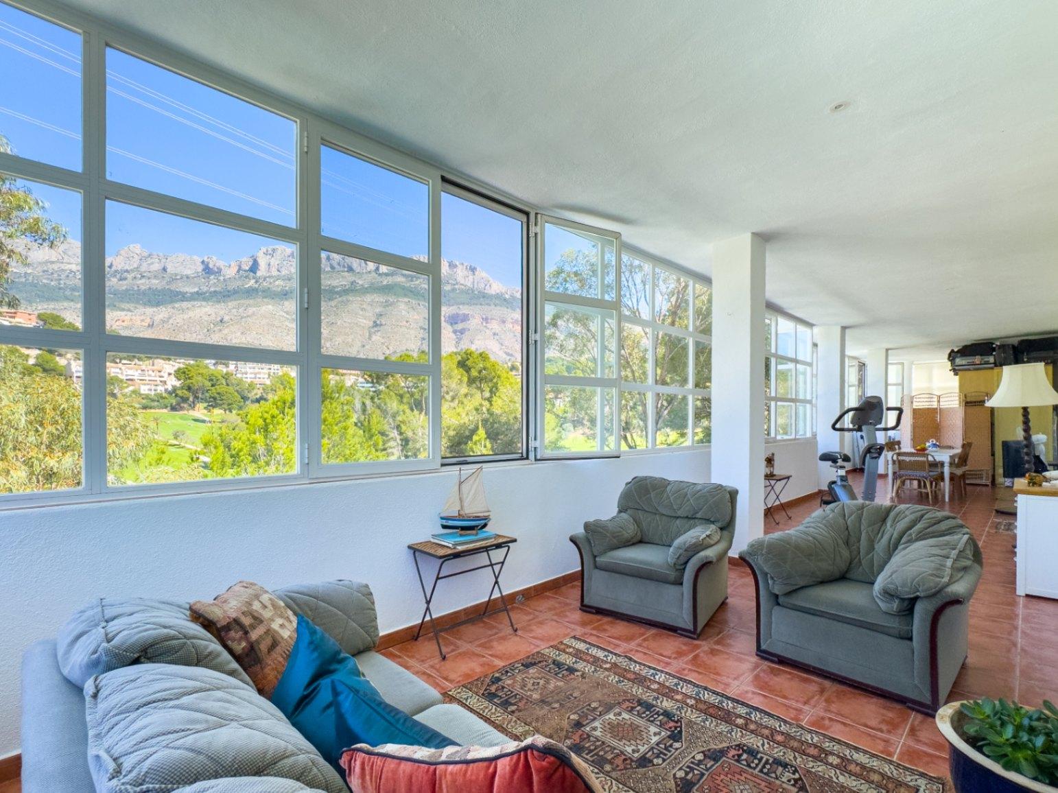 1391DR - Villa entièrement rénovée avec 4 chambres, vue golf, montagne et mer à Altea