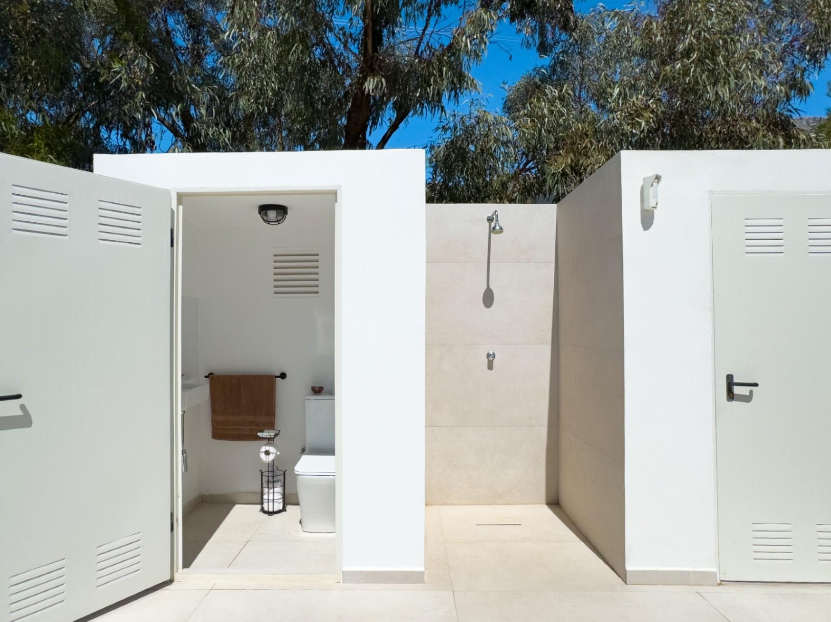 1391DR - Villa entièrement rénovée avec 4 chambres, vue golf, montagne et mer à Altea
