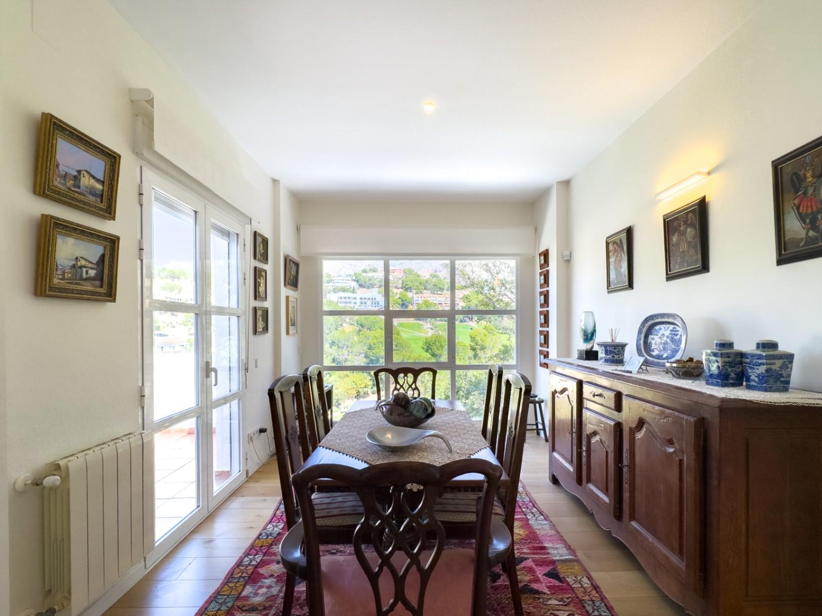 1391DR - Villa entièrement rénovée avec 4 chambres, vue golf, montagne et mer à Altea