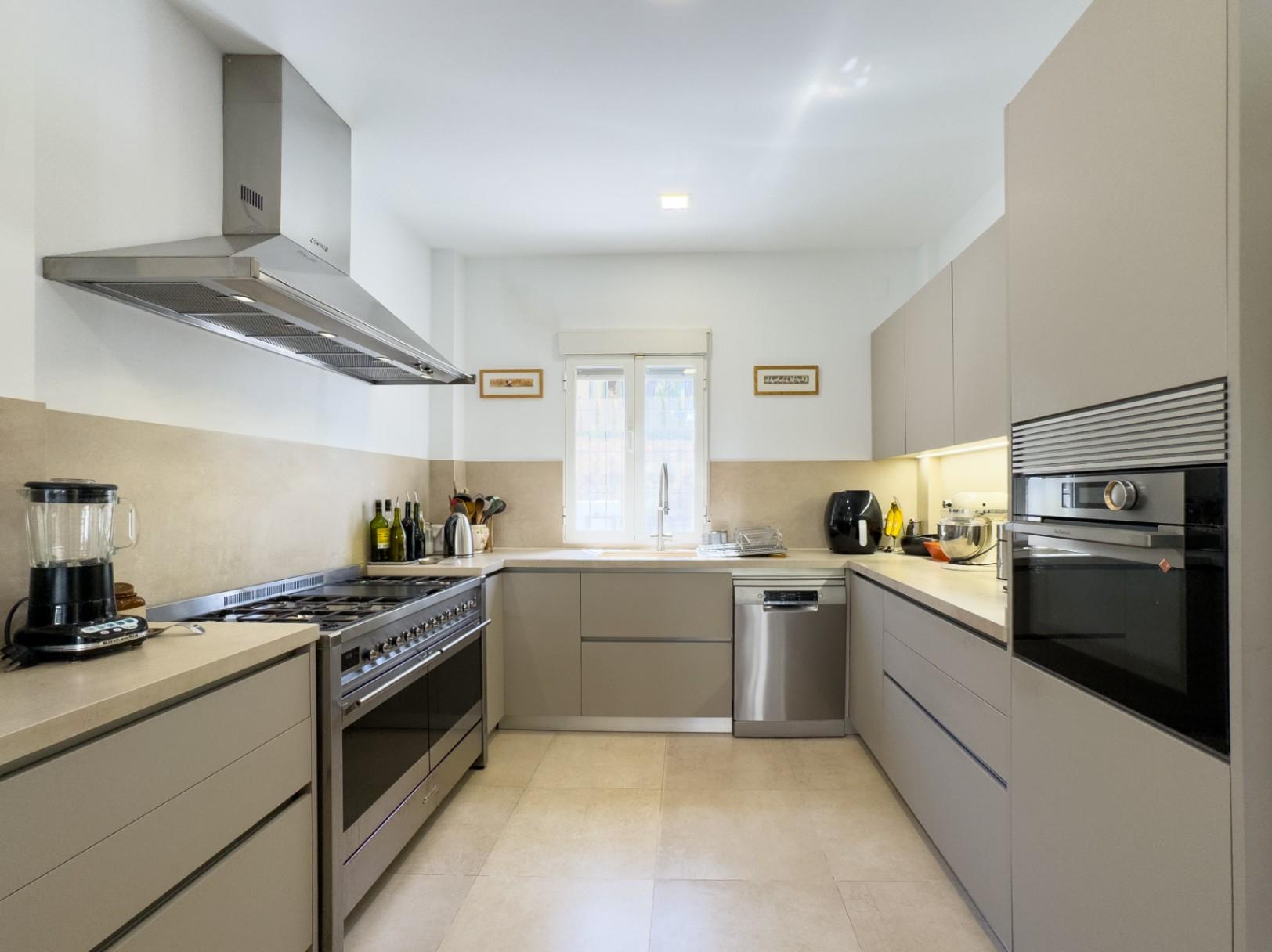 1391DR - Villa entièrement rénovée avec 4 chambres, vue golf, montagne et mer à Altea
