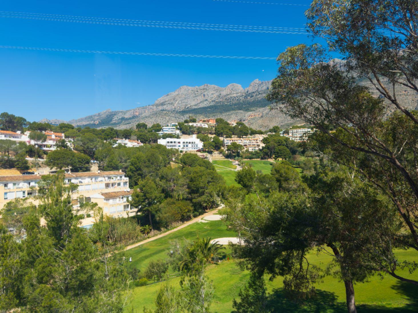 1391DR - Villa entièrement rénovée avec 4 chambres, vue golf, montagne et mer à Altea