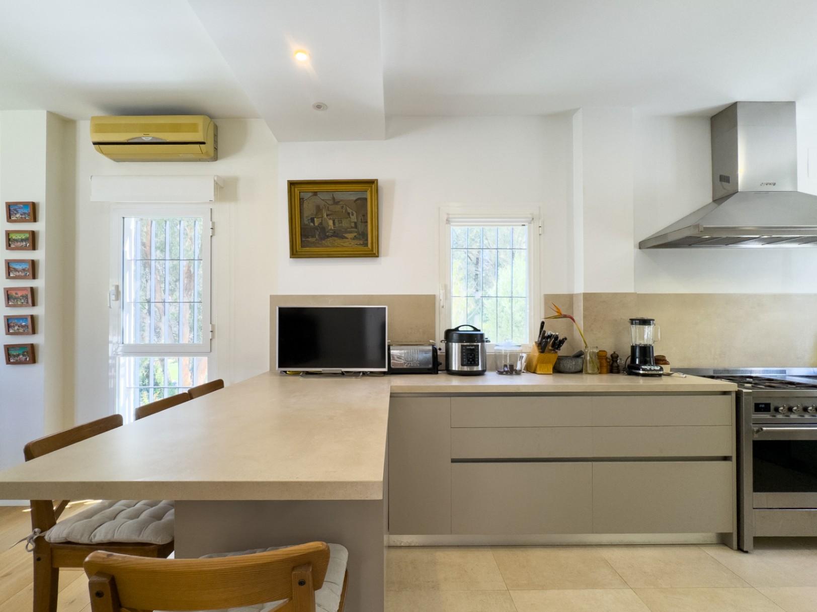 1391DR - Villa entièrement rénovée avec 4 chambres, vue golf, montagne et mer à Altea