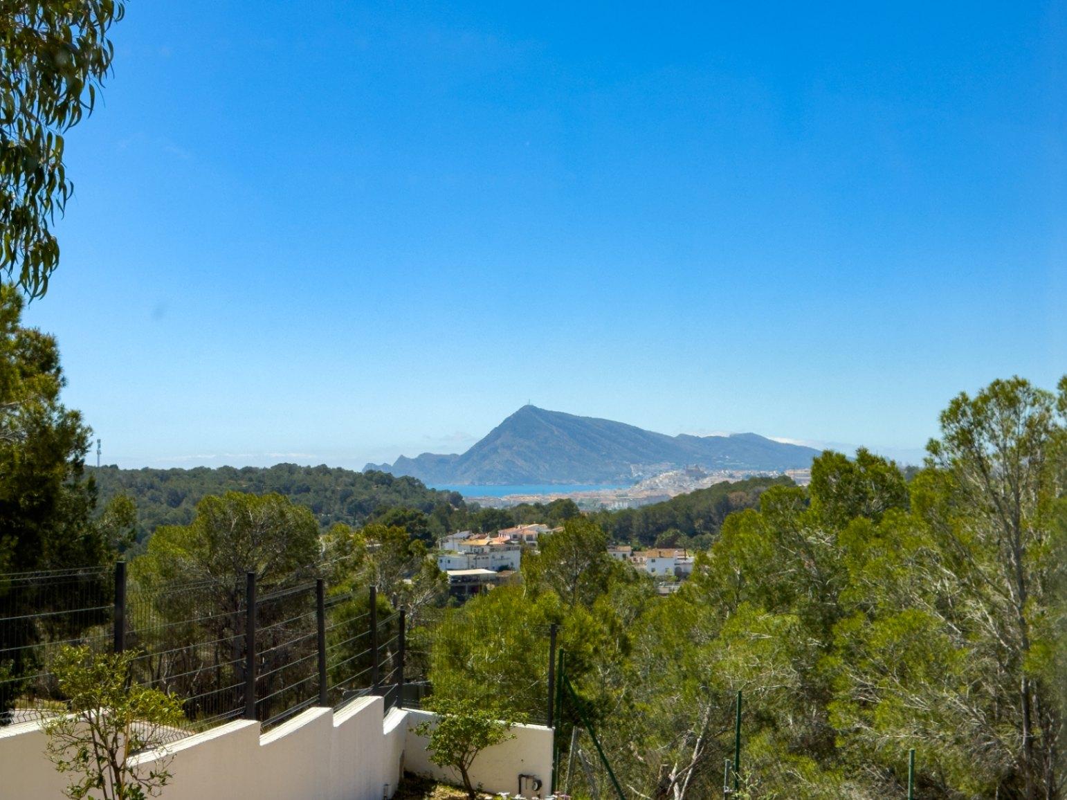 1391DR - Villa entièrement rénovée avec 4 chambres, vue golf, montagne et mer à Altea