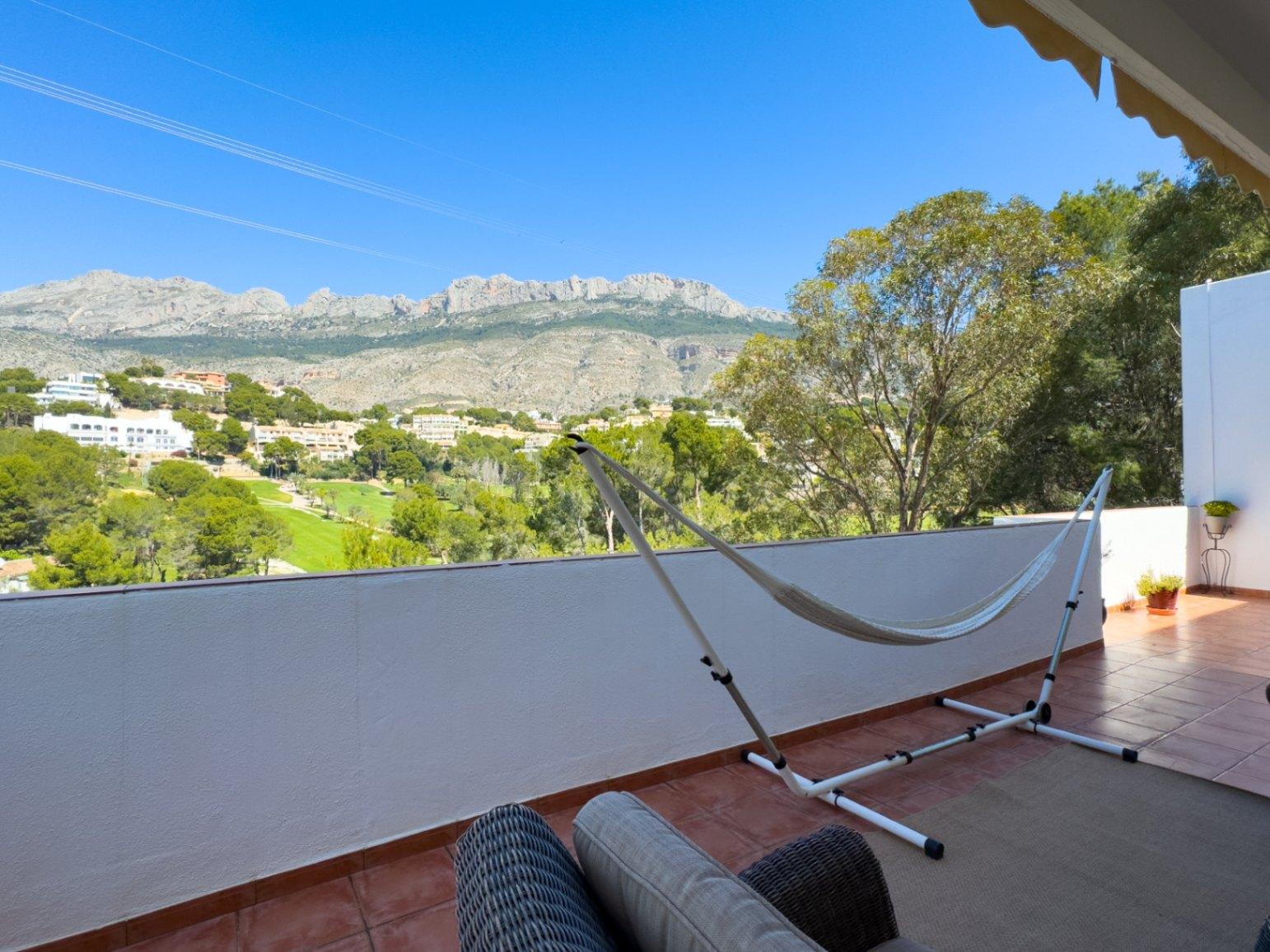 1391DR - Villa entièrement rénovée avec 4 chambres, vue golf, montagne et mer à Altea