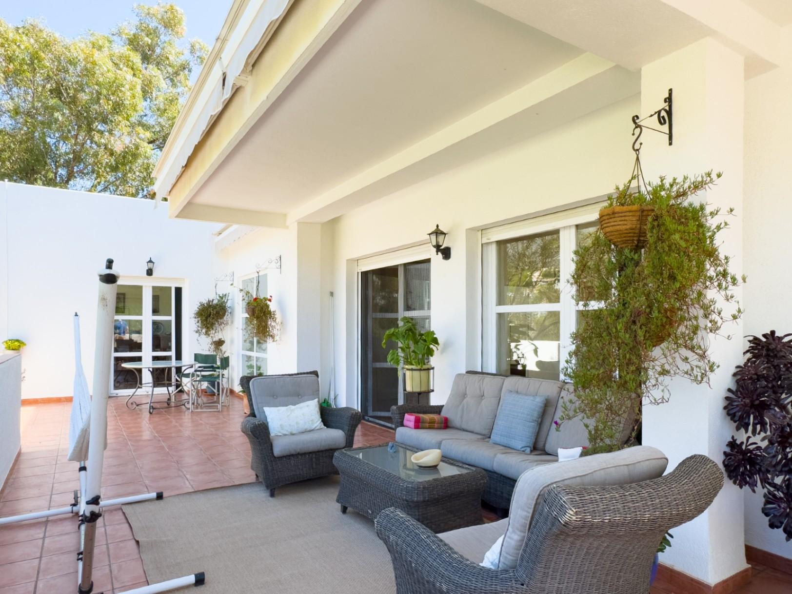 1391DR - Villa entièrement rénovée avec 4 chambres, vue golf, montagne et mer à Altea