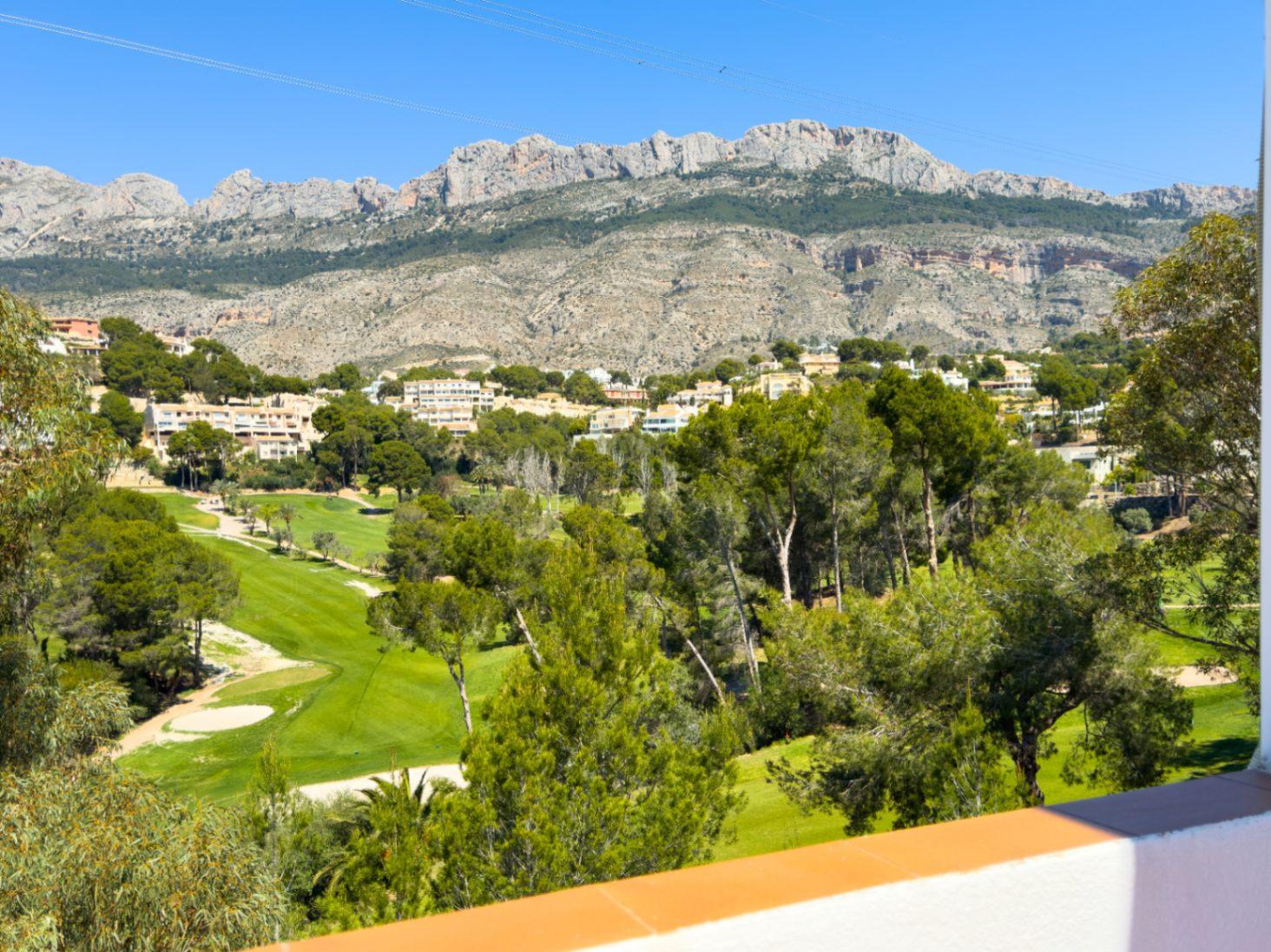 1391DR - Villa entièrement rénovée avec 4 chambres, vue golf, montagne et mer à Altea
