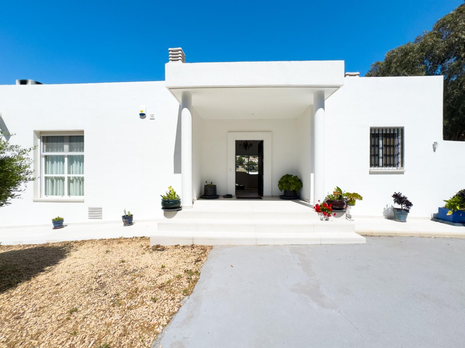 1391DR - Villa entièrement rénovée avec 4 chambres, vue golf, montagne et mer à Altea