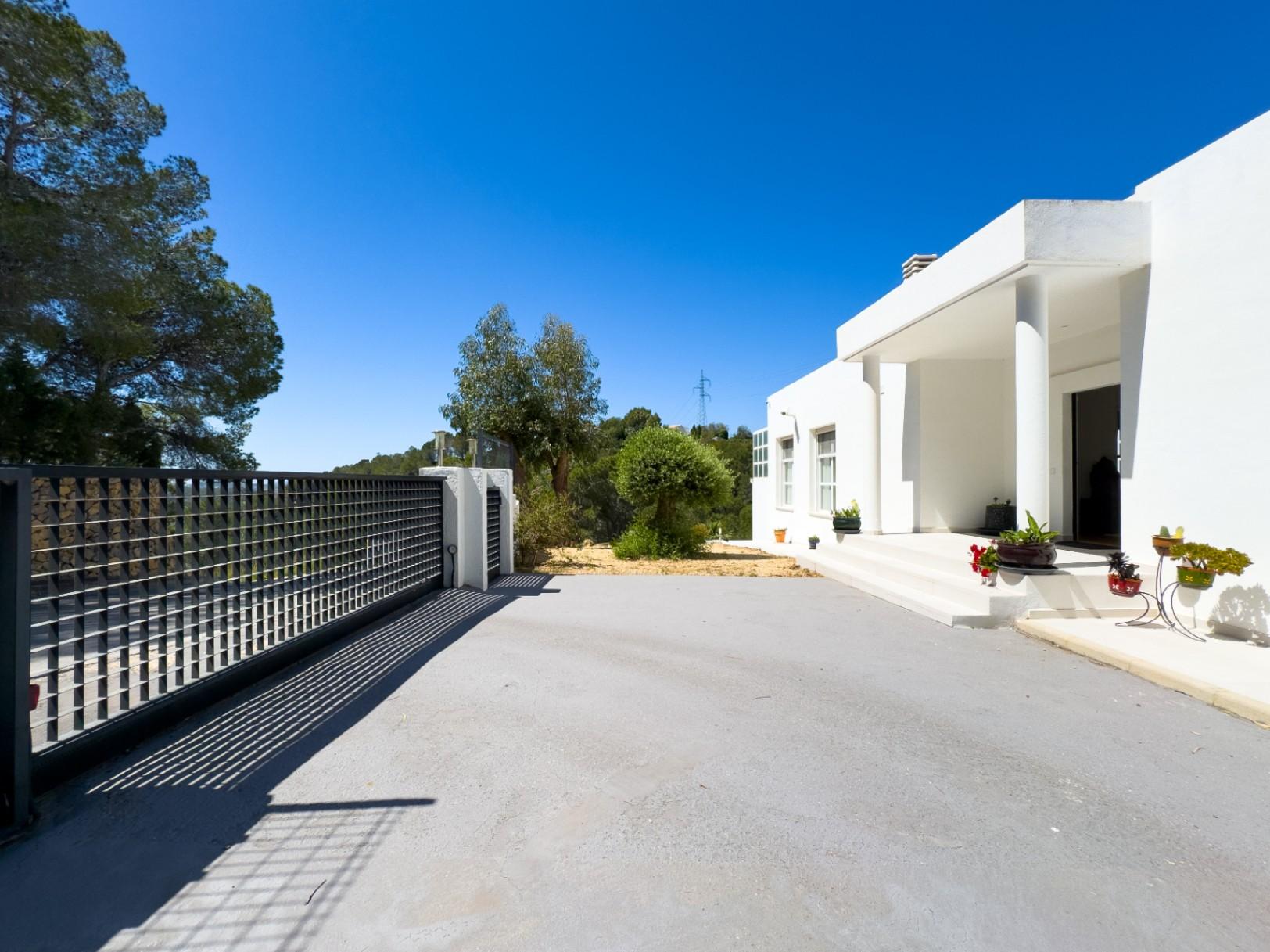1391DR - Villa entièrement rénovée avec 4 chambres, vue golf, montagne et mer à Altea