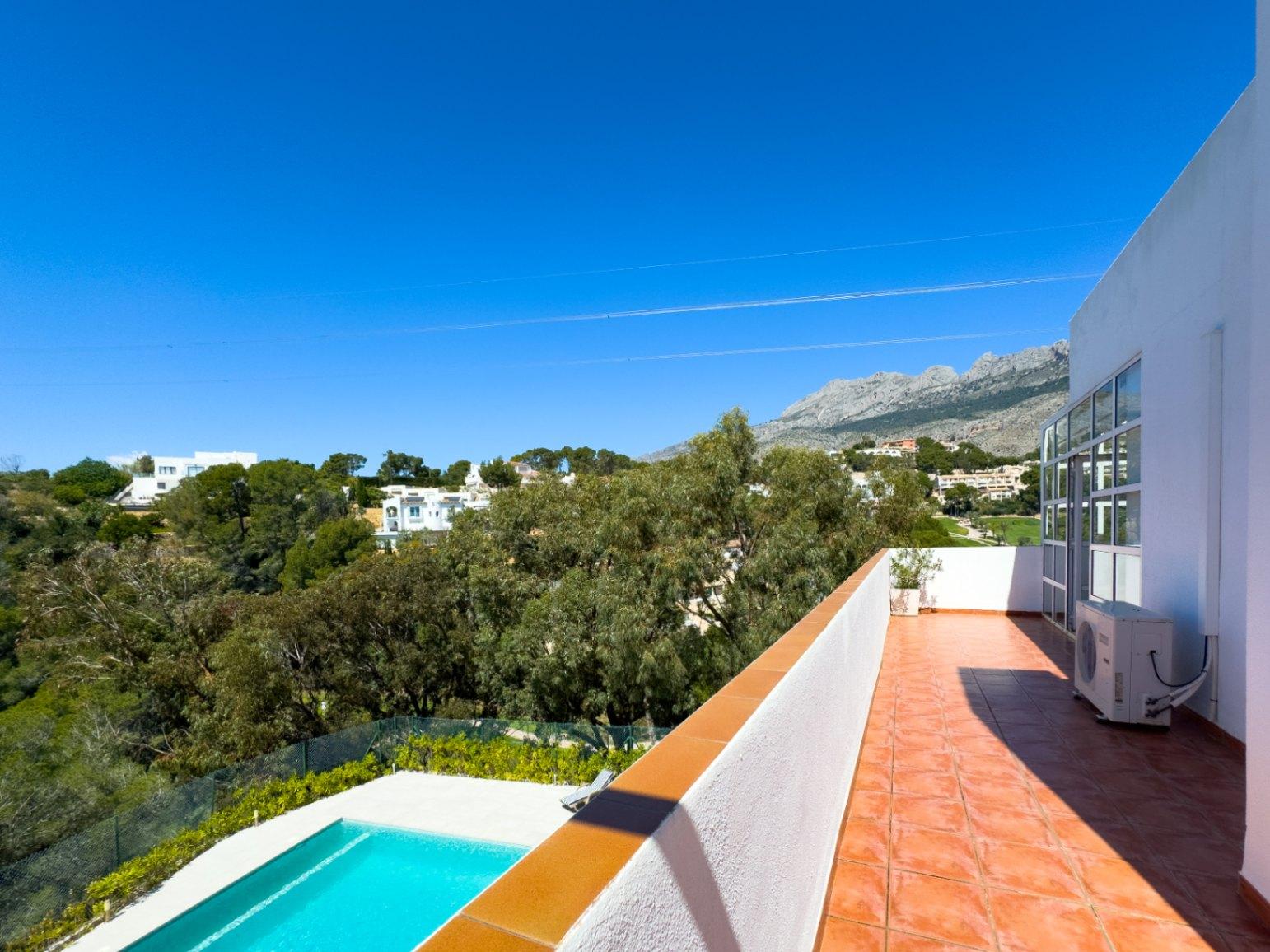 1391DR - Villa entièrement rénovée avec 4 chambres, vue golf, montagne et mer à Altea