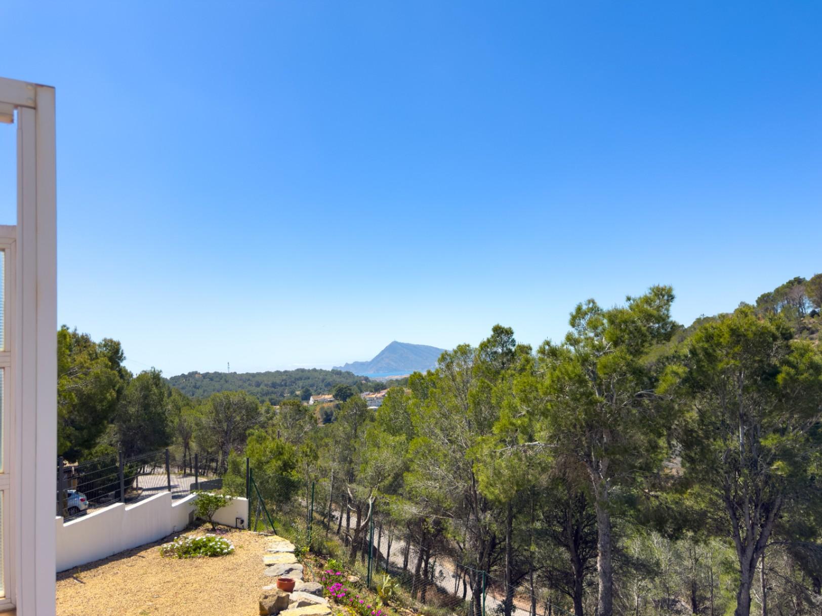 1391DR - Villa entièrement rénovée avec 4 chambres, vue golf, montagne et mer à Altea