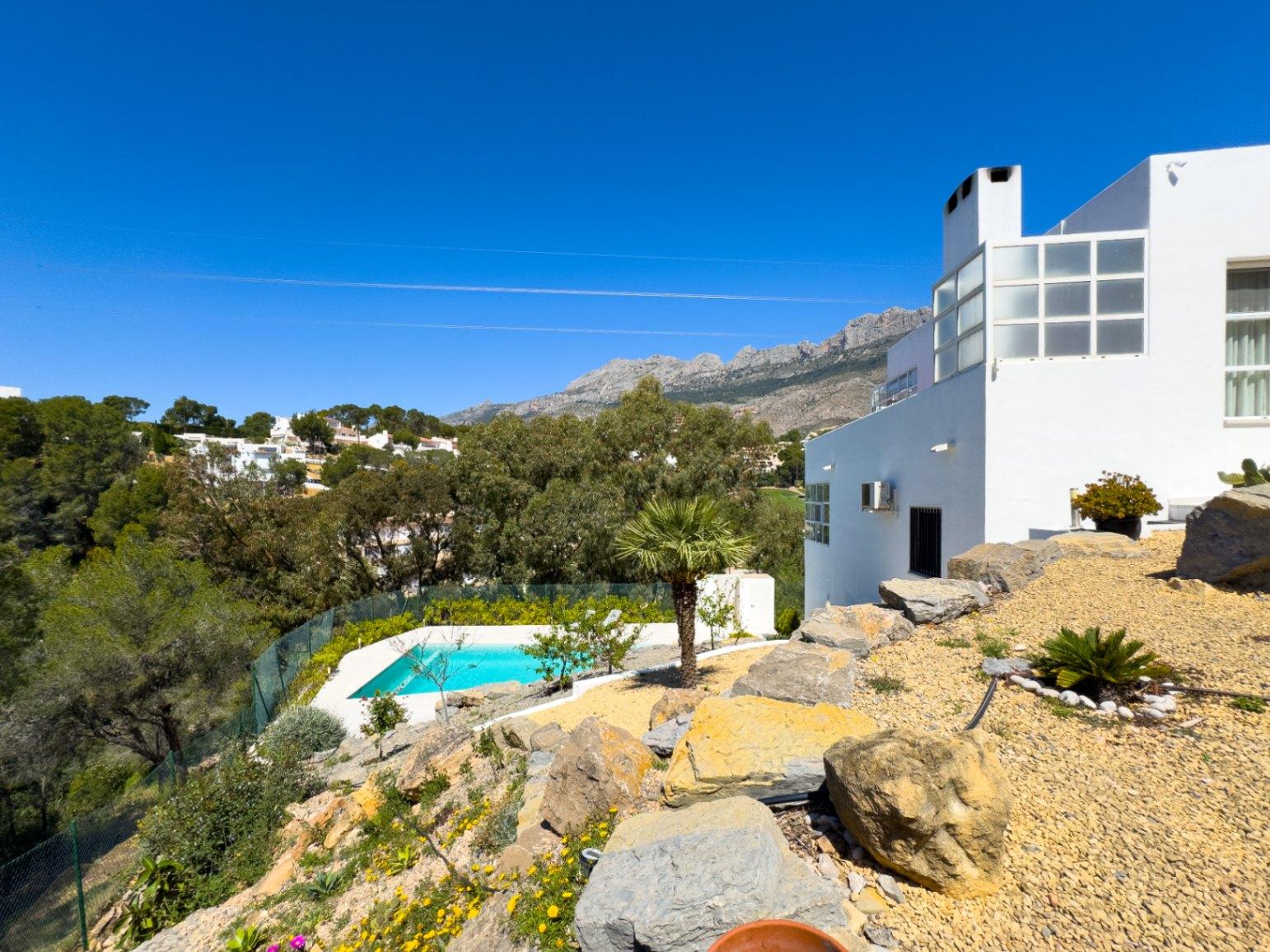 1391DR - Villa entièrement rénovée avec 4 chambres, vue golf, montagne et mer à Altea