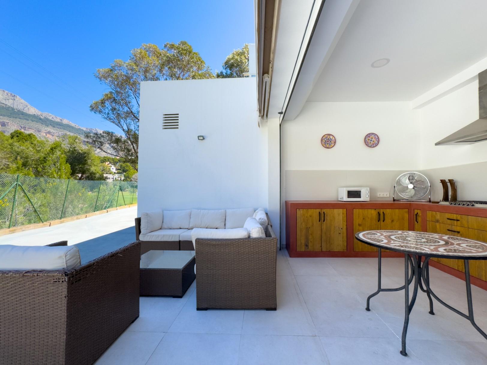 1391DR - Villa entièrement rénovée avec 4 chambres, vue golf, montagne et mer à Altea