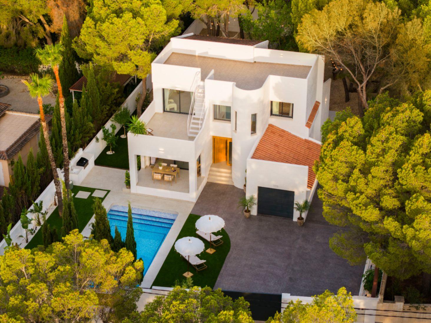 1392NS - Moderne 4-Zimmer-Villa mit privater Waldbewaldung in Altea