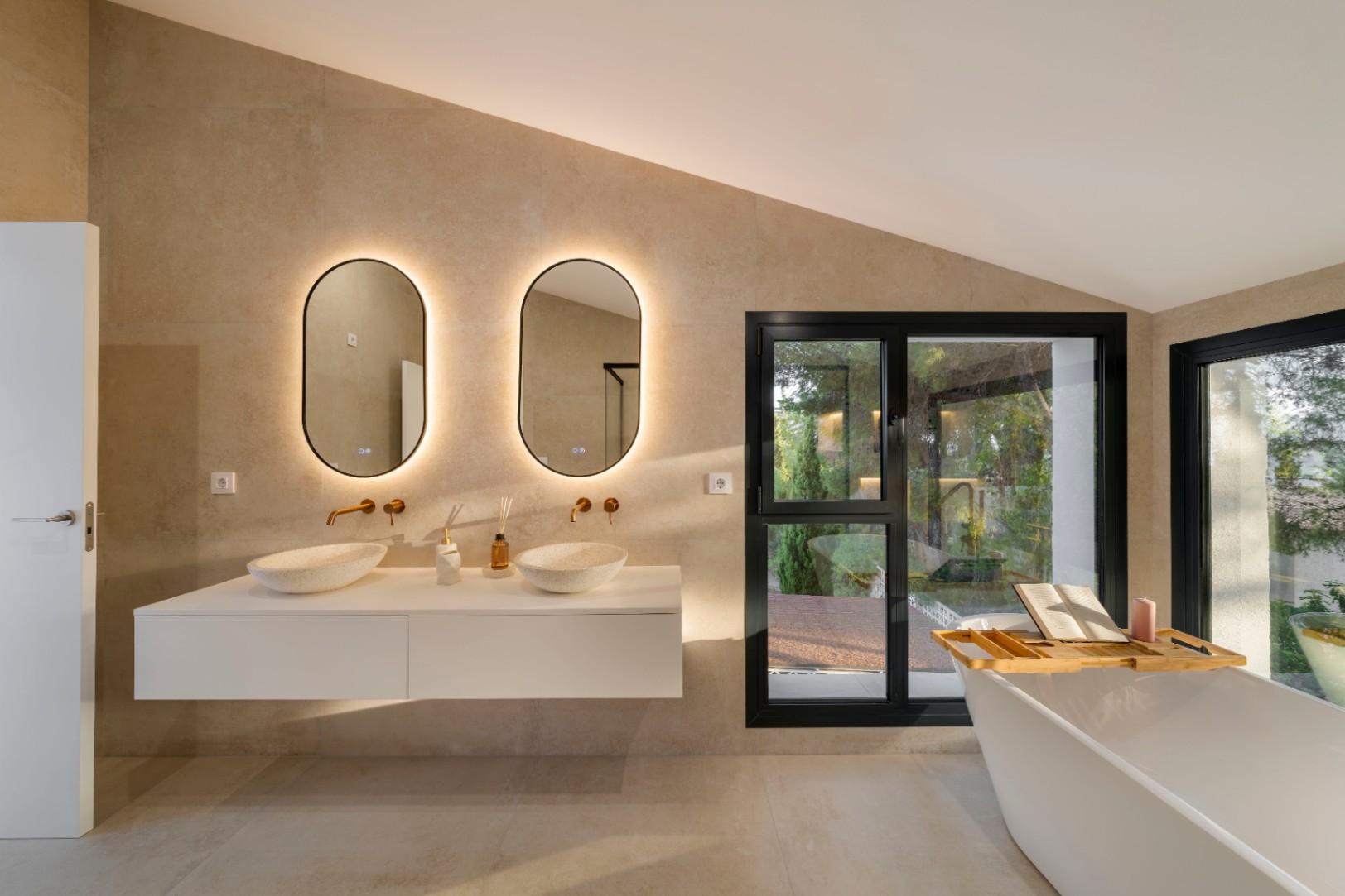 1392NS - Moderne 4-Zimmer-Villa mit privater Waldbewaldung in Altea