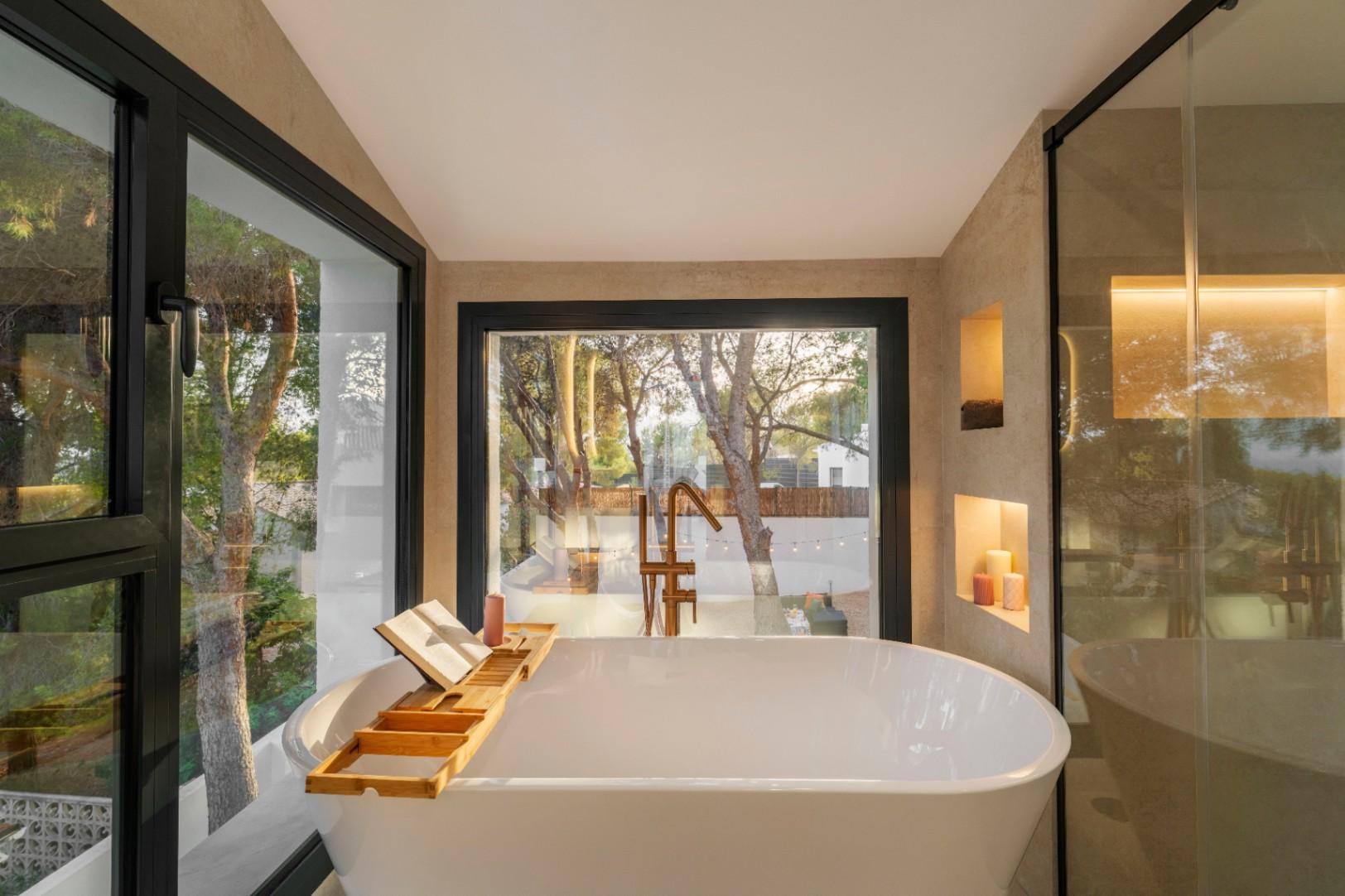 1392NS - Moderne 4-Zimmer-Villa mit privater Waldbewaldung in Altea