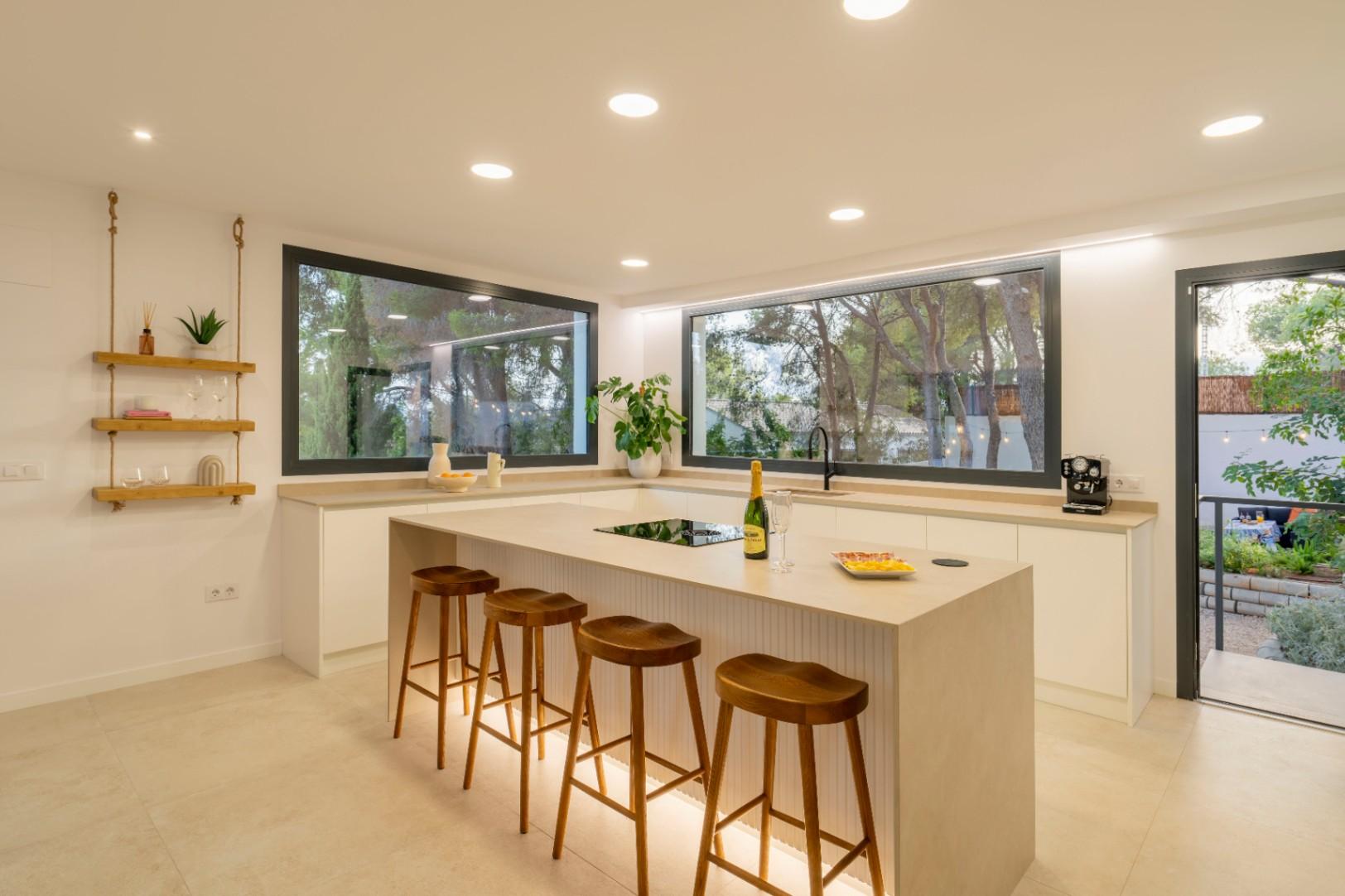 1392NS - Moderne 4-Zimmer-Villa mit privater Waldbewaldung in Altea
