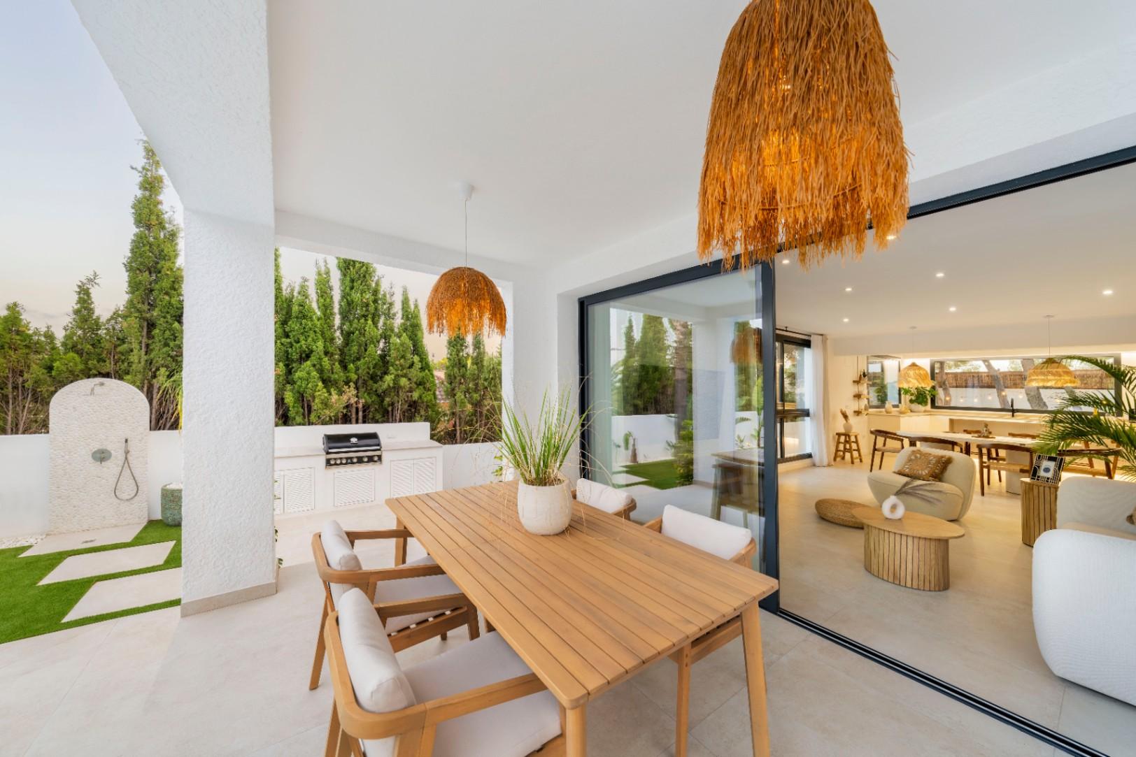 1392NS - Moderne 4-Zimmer-Villa mit privater Waldbewaldung in Altea
