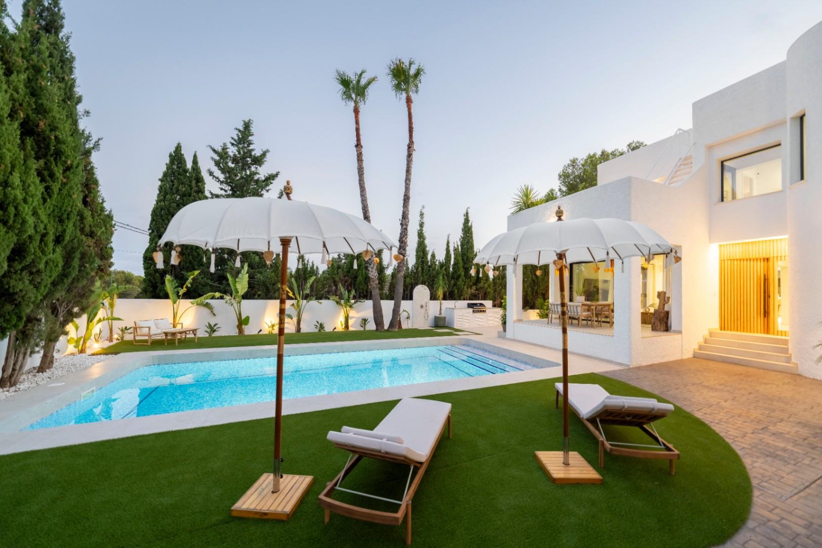1392NS - Moderne 4-Zimmer-Villa mit privater Waldbewaldung in Altea