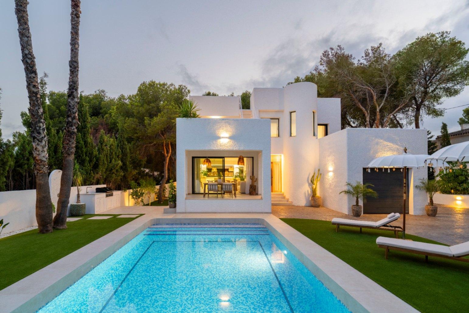1392NS - Moderne 4-Zimmer-Villa mit privater Waldbewaldung in Altea