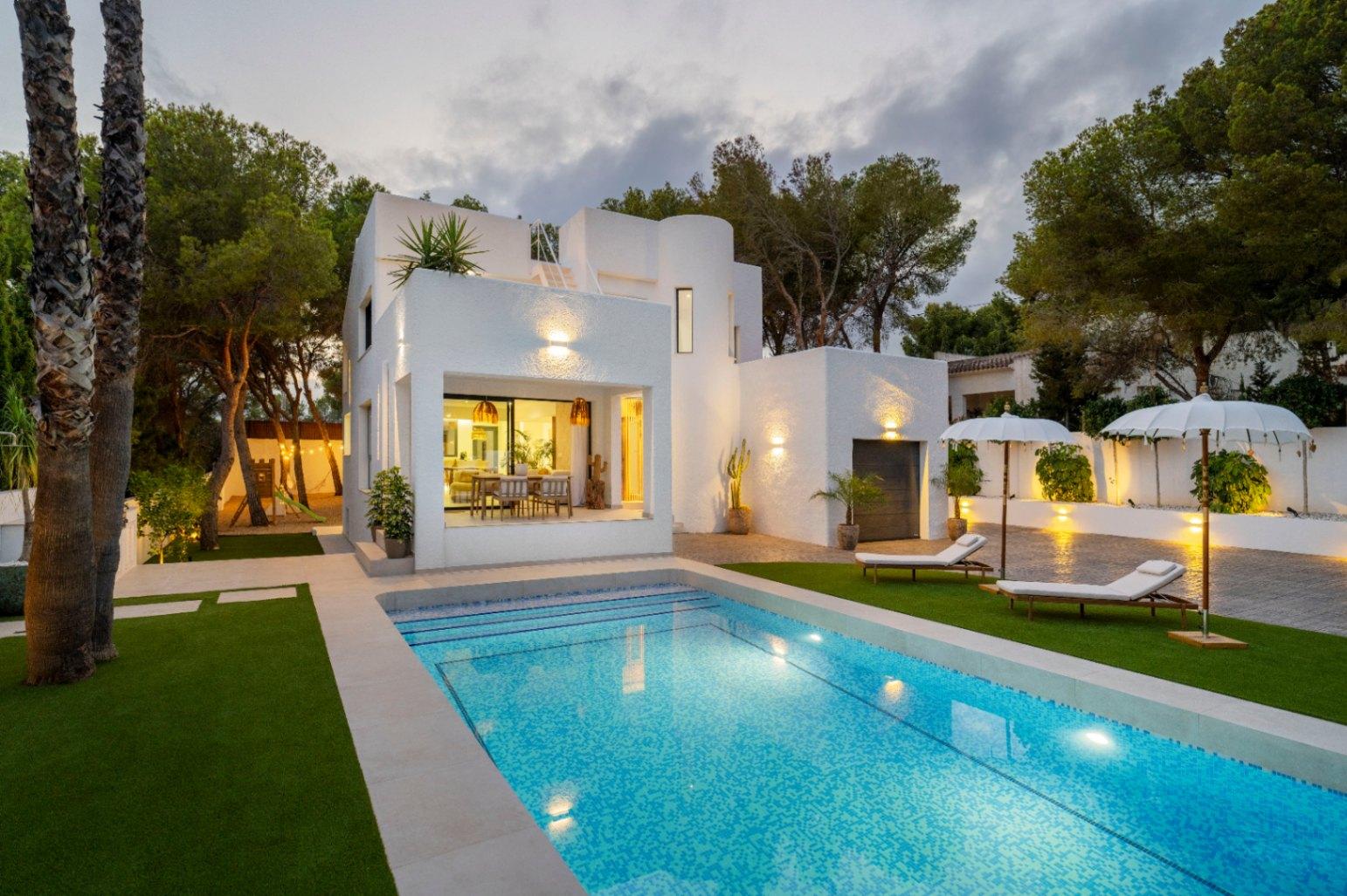 1392NS - Moderne 4-Zimmer-Villa mit privater Waldbewaldung in Altea