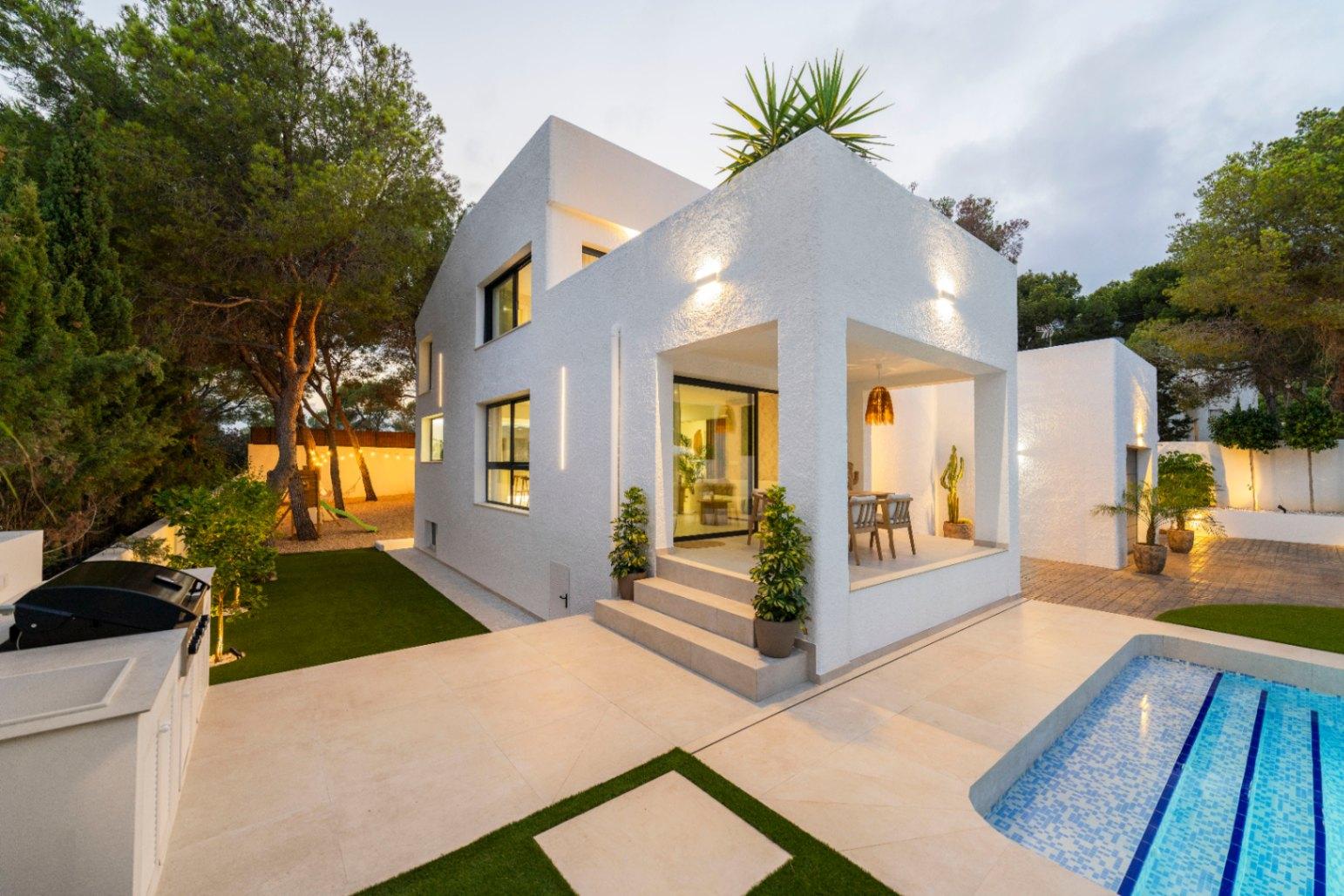 1392NS - Moderne 4-Zimmer-Villa mit privater Waldbewaldung in Altea