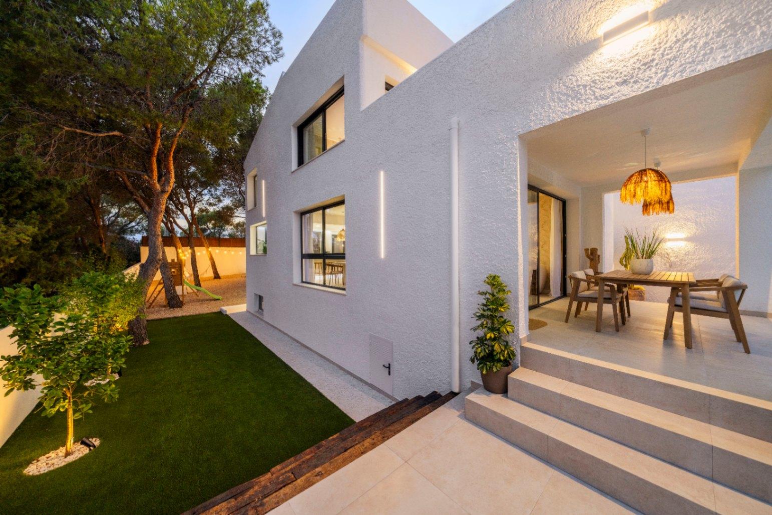 1392NS - Moderne 4-Zimmer-Villa mit privater Waldbewaldung in Altea