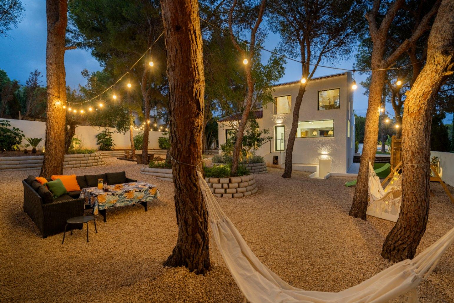 1392NS - Moderne 4-Zimmer-Villa mit privater Waldbewaldung in Altea