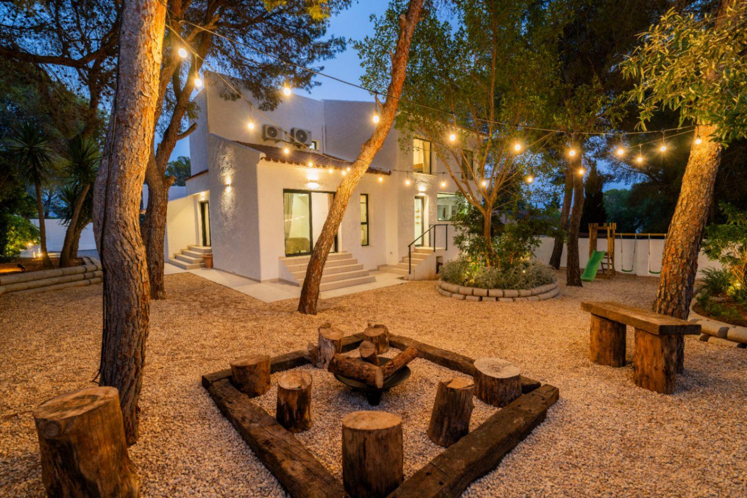 1392NS - Moderne 4-Zimmer-Villa mit privater Waldbewaldung in Altea