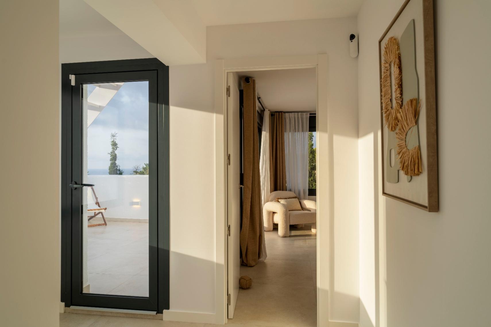 1392NS - Moderne 4-Zimmer-Villa mit privater Waldbewaldung in Altea