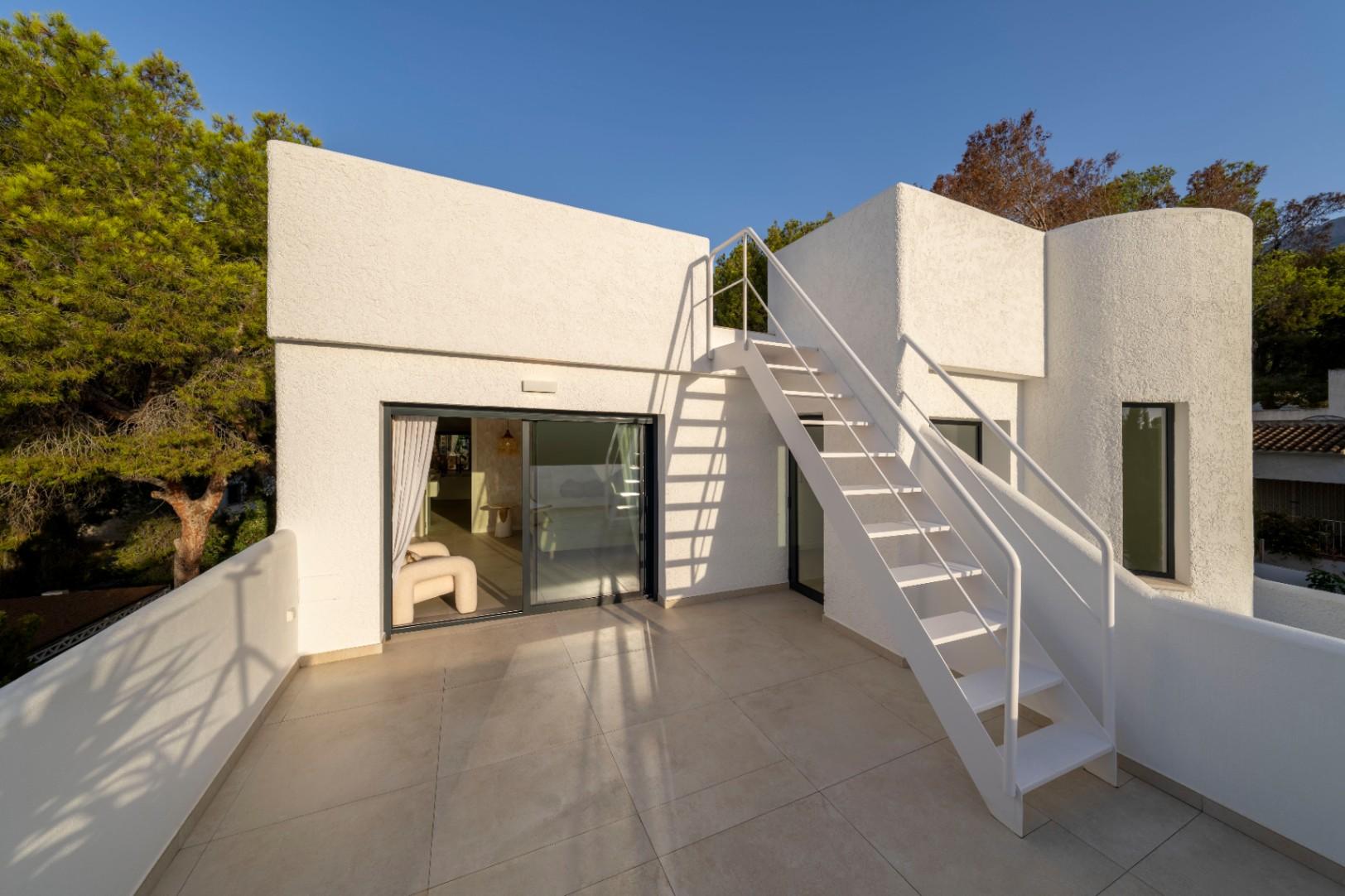 1392NS - Moderne 4-Zimmer-Villa mit privater Waldbewaldung in Altea