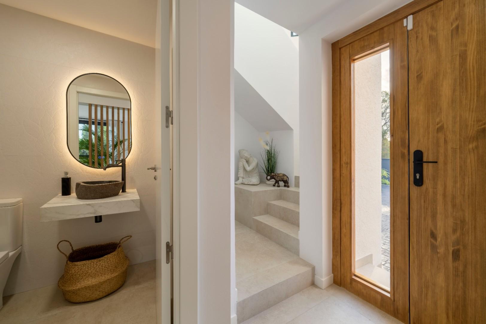 1392NS - Moderne 4-Zimmer-Villa mit privater Waldbewaldung in Altea