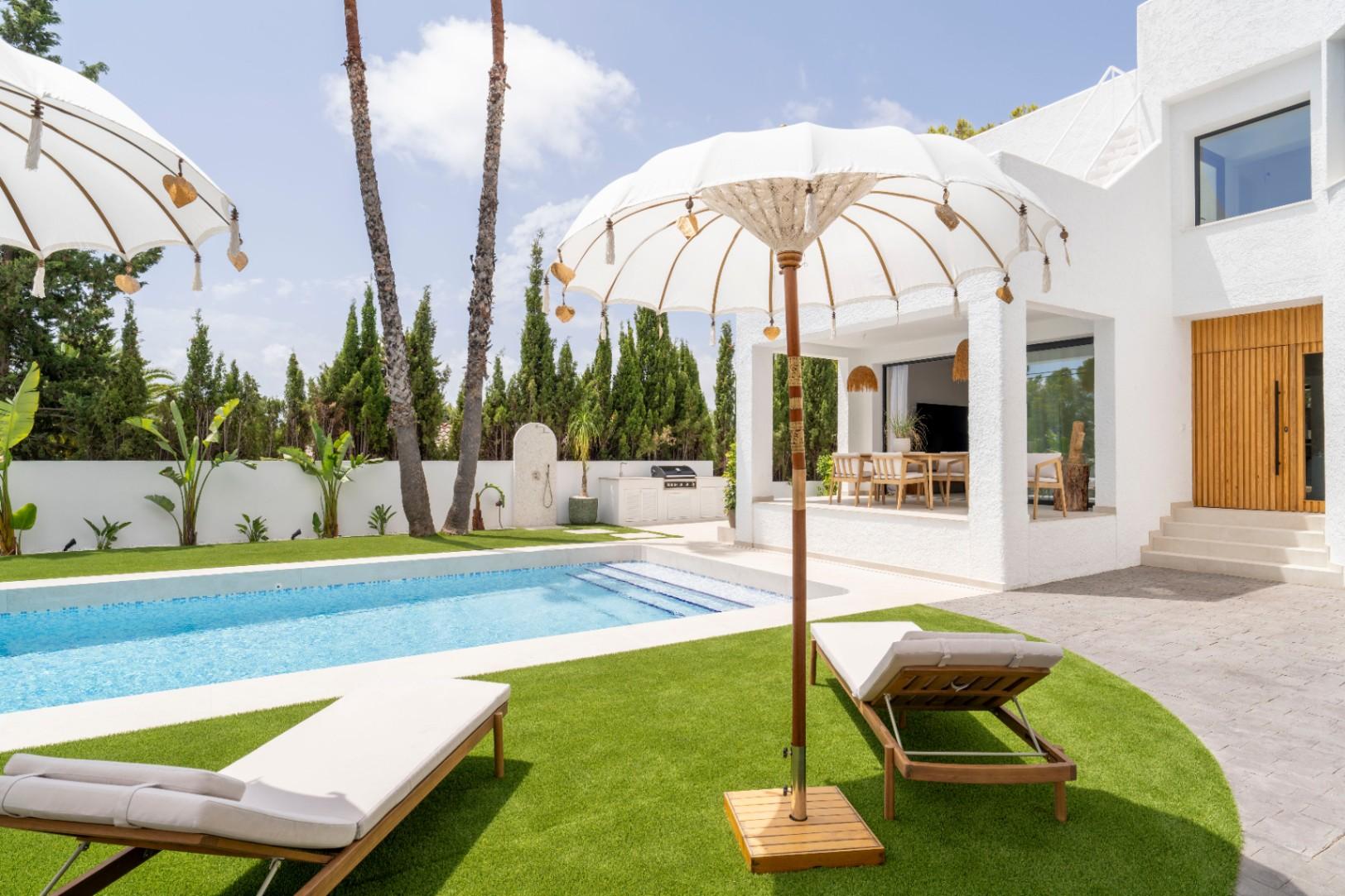 1392NS - Moderne 4-Zimmer-Villa mit privater Waldbewaldung in Altea