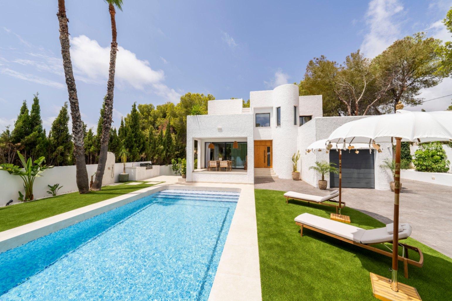 1392NS - Moderne 4-Zimmer-Villa mit privater Waldbewaldung in Altea