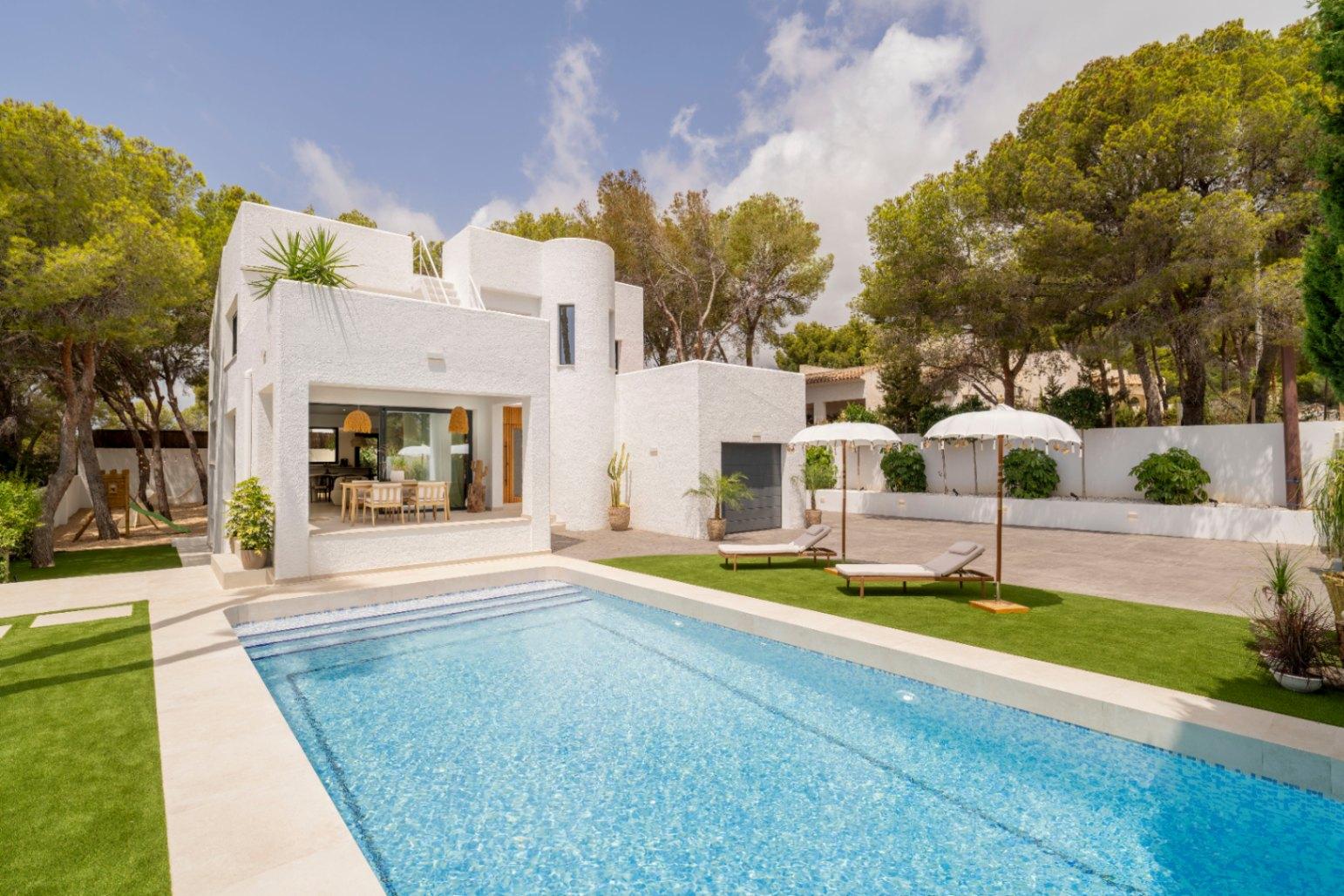 1392NS - Moderne 4-Zimmer-Villa mit privater Waldbewaldung in Altea