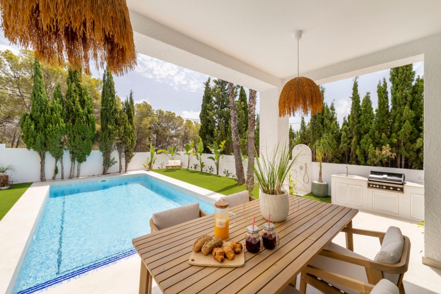 1392NS - Moderne 4-Zimmer-Villa mit privater Waldbewaldung in Altea
